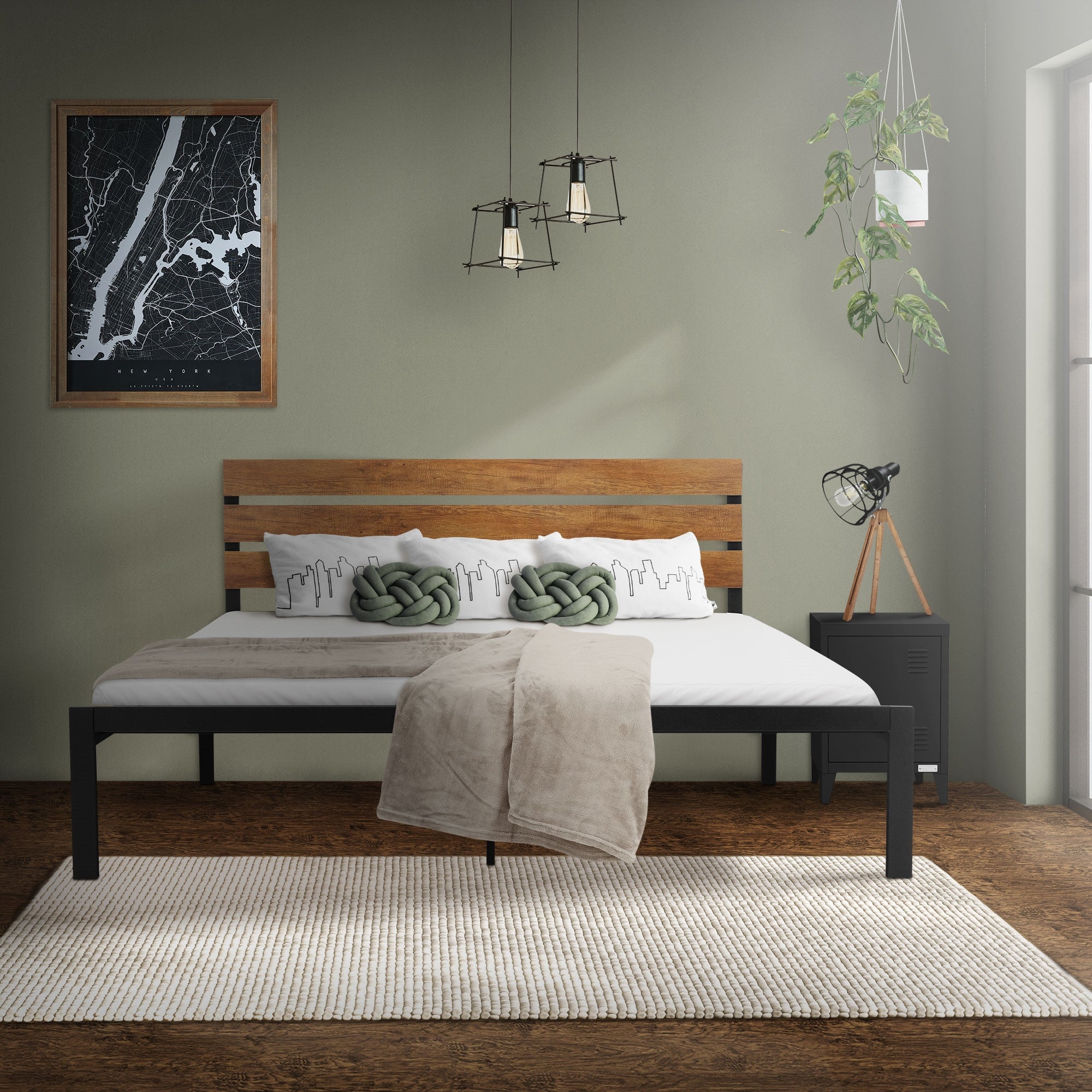 Bett mit Holzrahmen, Kissen und einer Decke in einem modernen Raum.