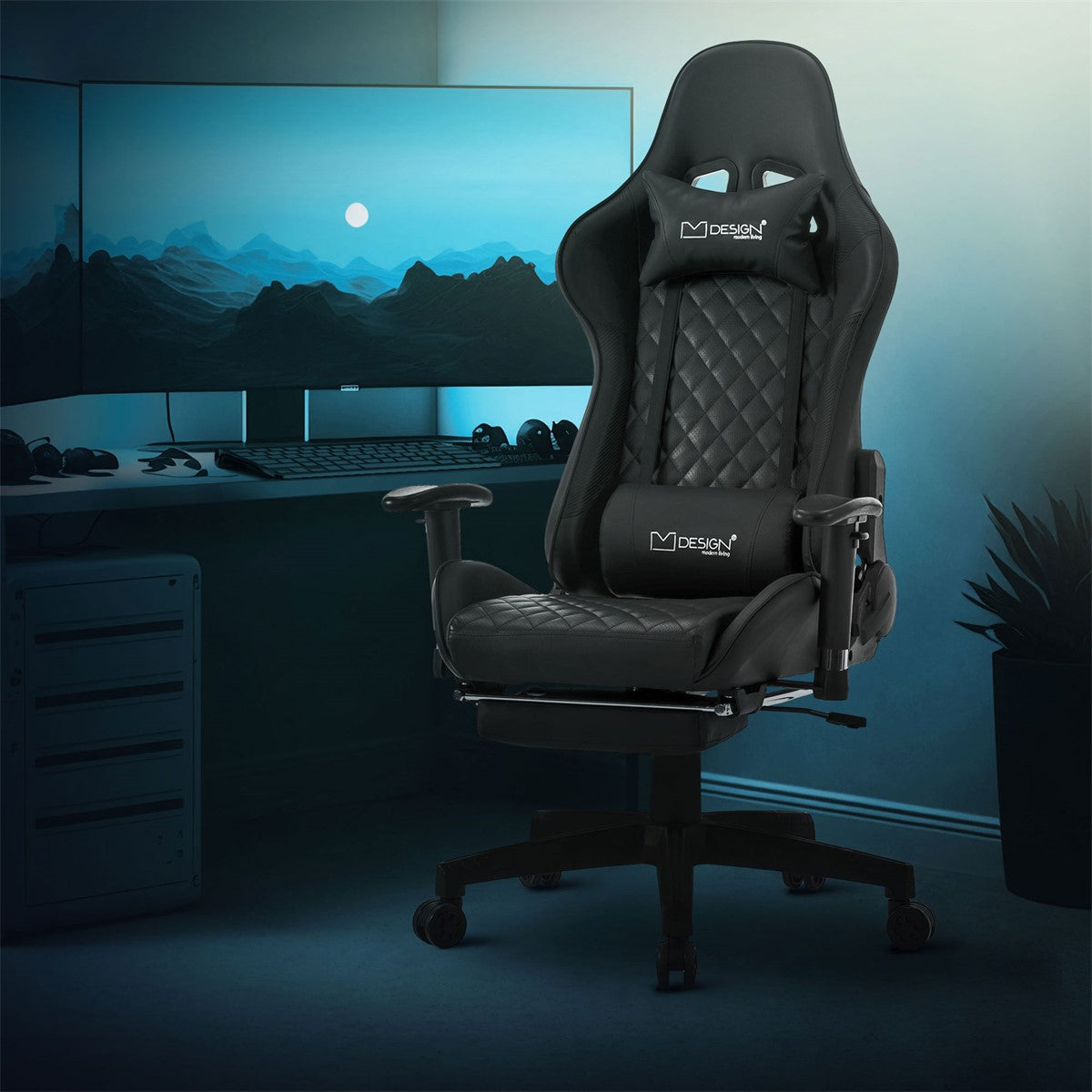 Schwarzer Gaming-Stuhl vor einem Computer mit Landschaftsbild im Hintergrund.