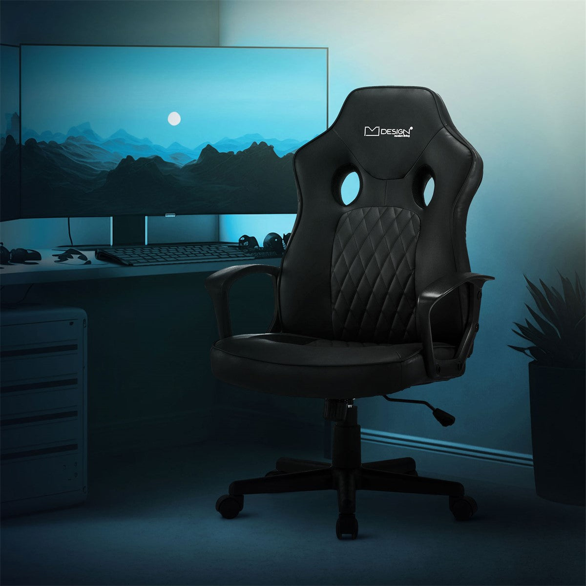 Fekete gamer szék egy számítógép-monitor előtt, sötét szobában.