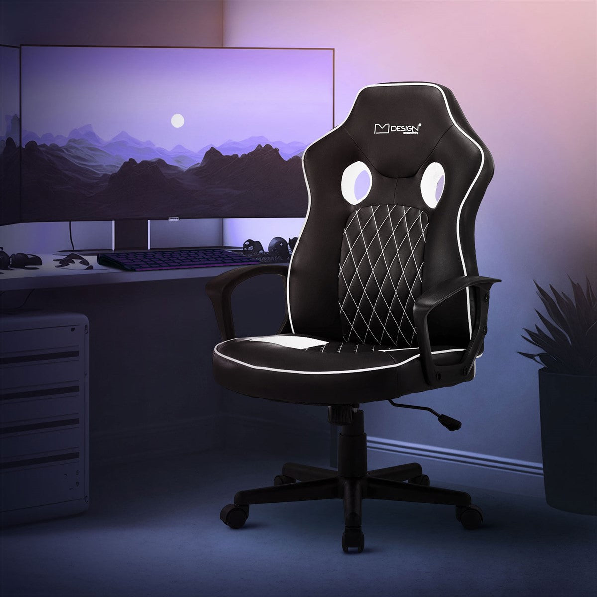 Gaming szék egy szobában, a háttérben számítógéppel és monitorral.