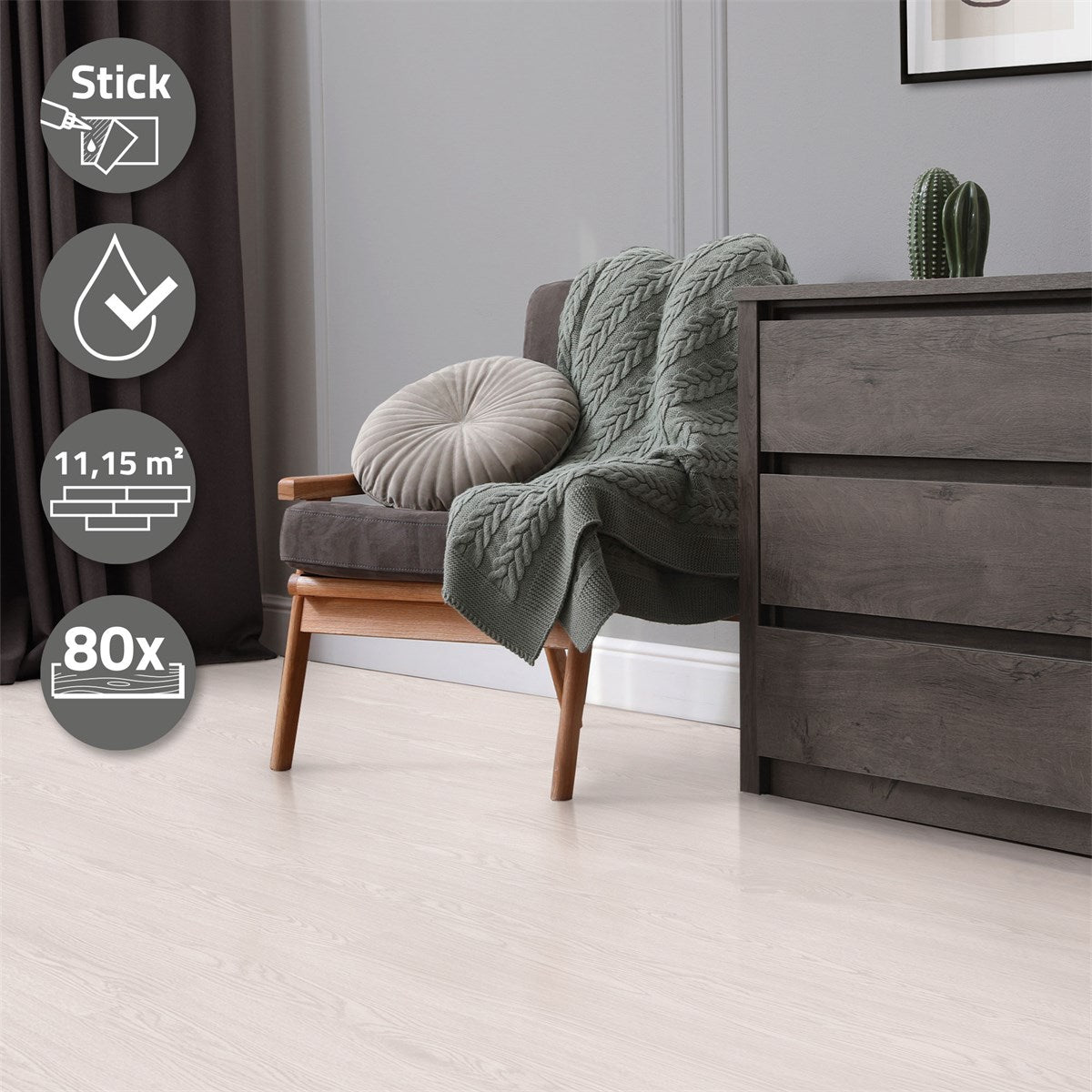 Ein graues Sofa mit einer Decke und einem Kissen, daneben ein Holzschrank.
