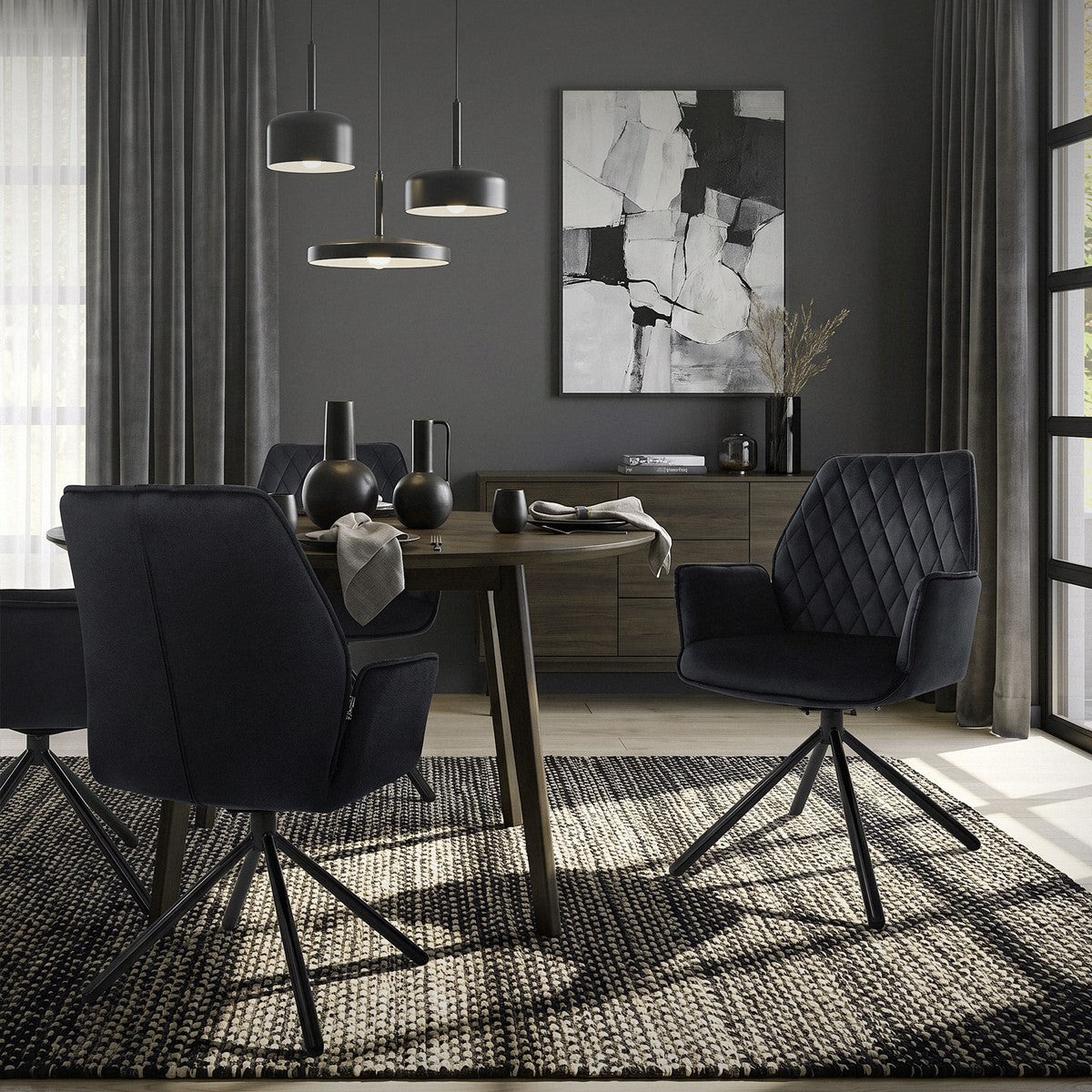 Uma área de refeições moderna com uma mesa e cadeiras pretas sobre um tapete.
