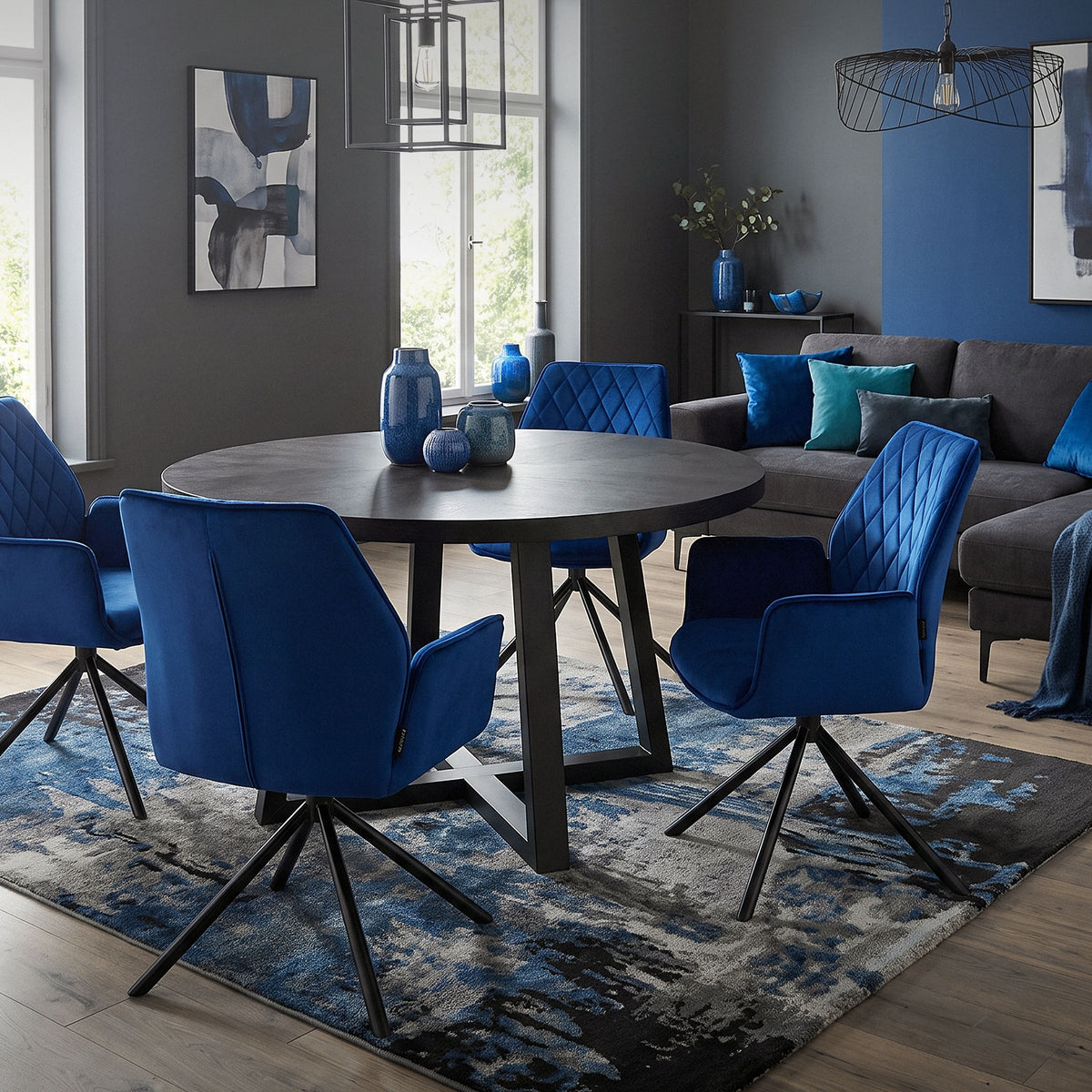 Un comedor moderno con una mesa redonda y sillas azules.