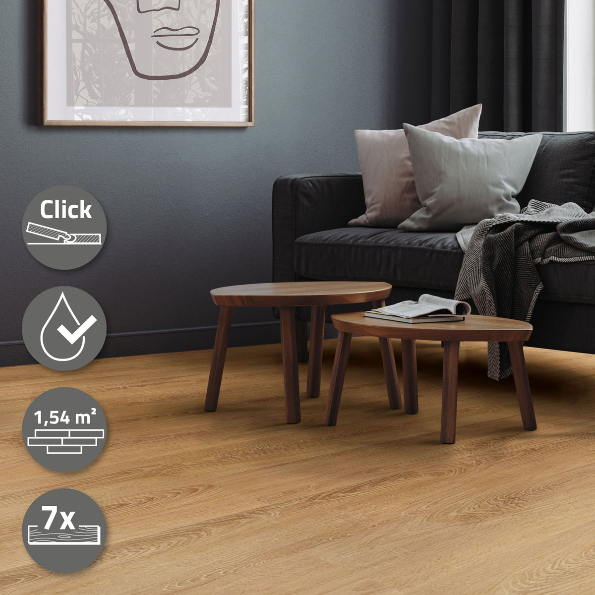 Zwei kleine Tische auf einem Holzboden, Sofa und Wandbild im Hintergrund.