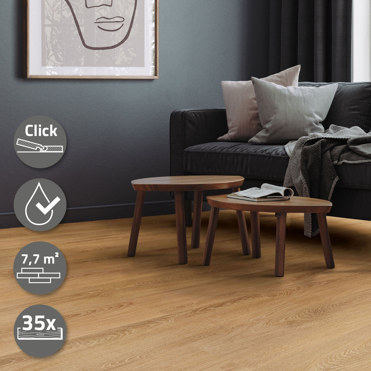 Zwei runde Holztische vor einer Couch in einem modernen Raum.