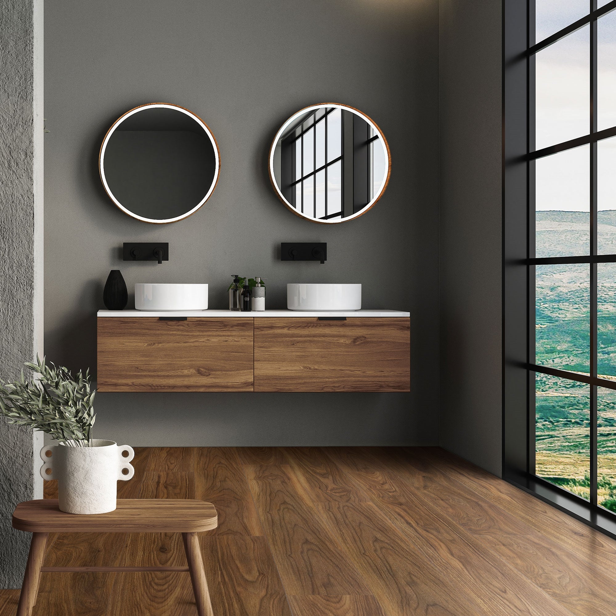 Badezimmer mit zwei runden Spiegeln und Holzwaschtisch.