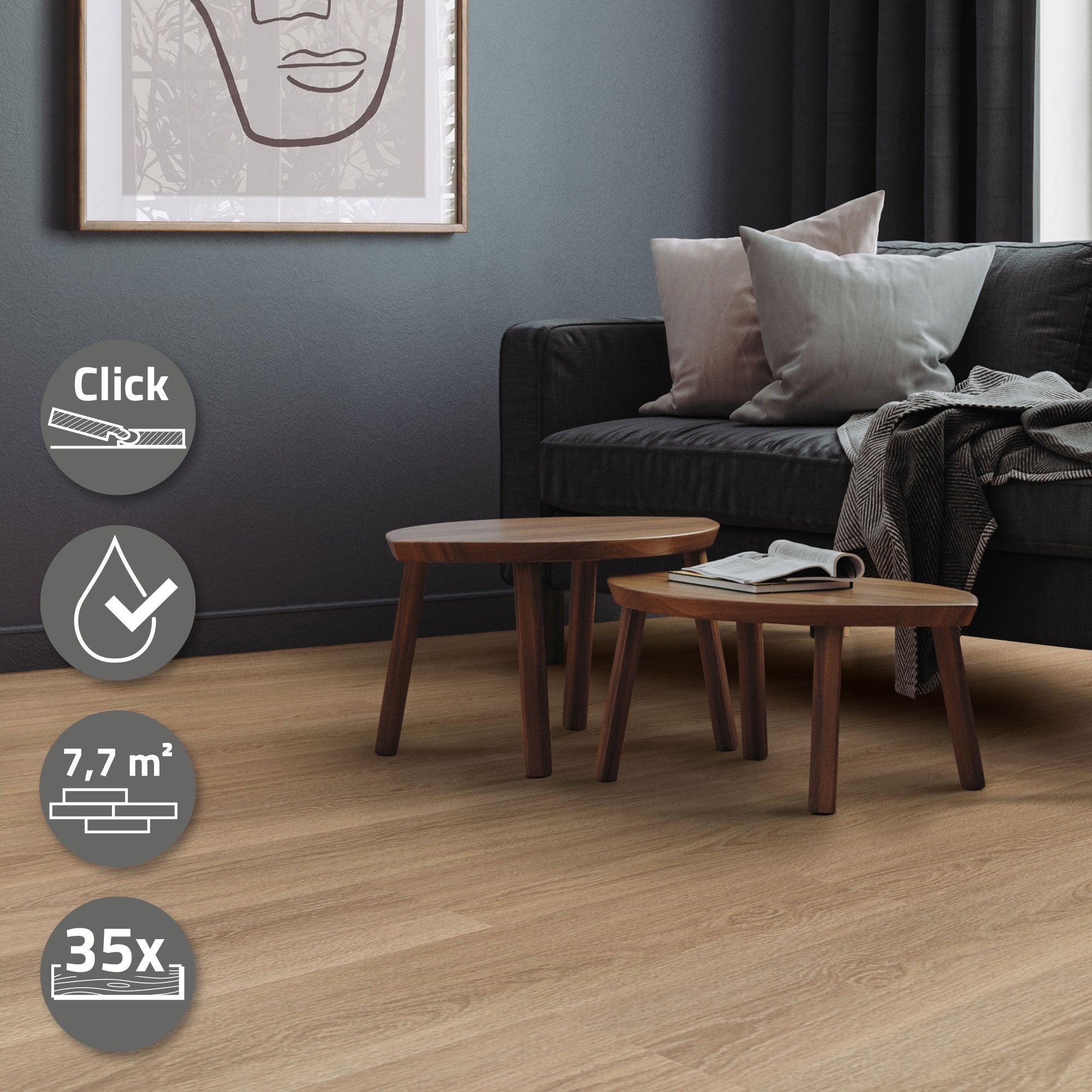 Zwei kleine Holztische vor einer Couch in einem modernen Raum.