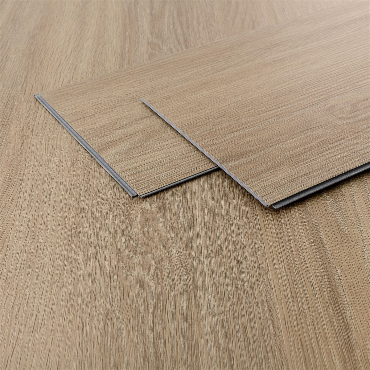 Zwei Laminatplatten in Holzoptik auf einem hellen Untergrund.