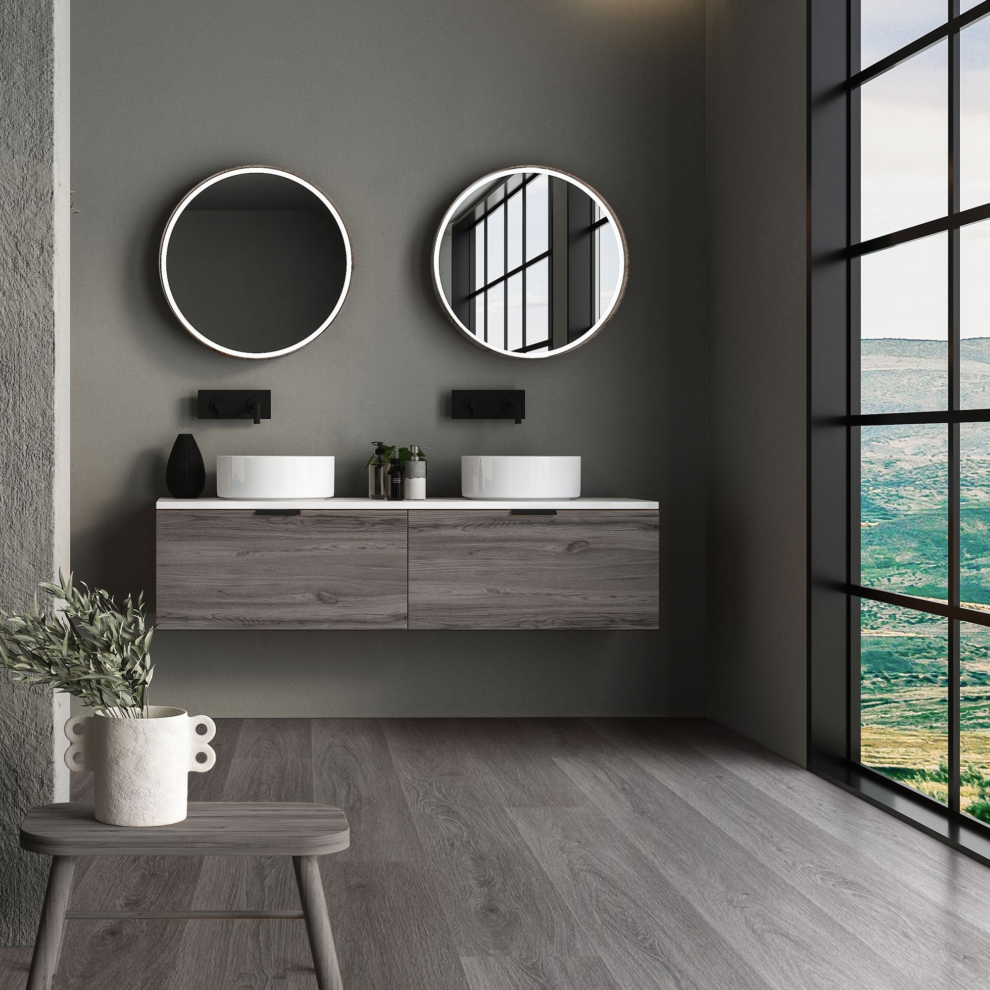 Badezimmer mit zwei runden Spiegeln und einem Holzschrank.