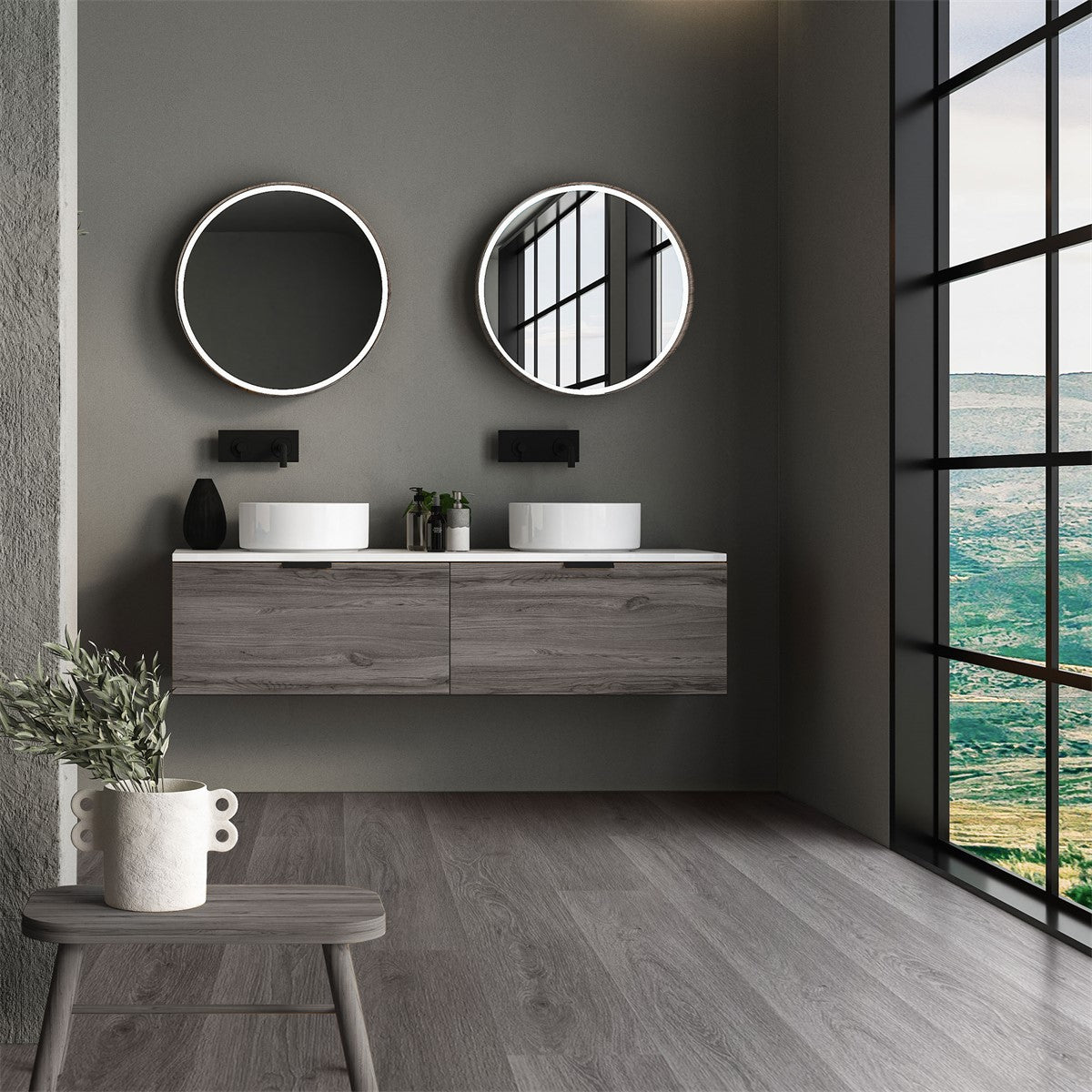 Badezimmer mit zwei runden Spiegeln und einem Holzschrank.