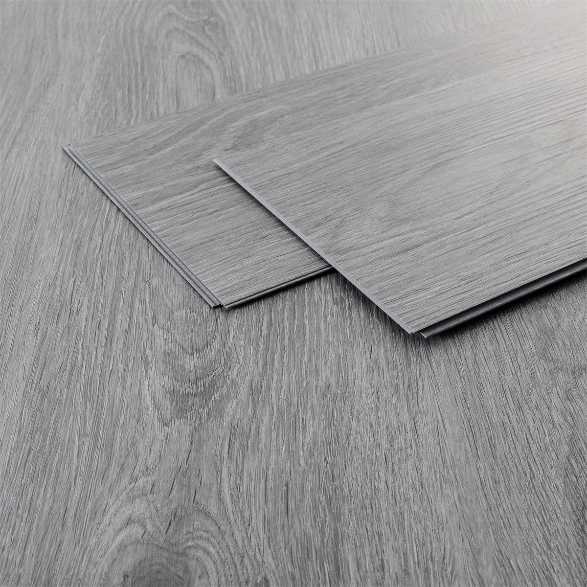 Due doghe in laminato grigie su un pavimento in legno.