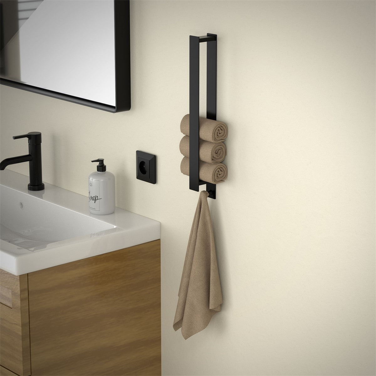 Ein Badezimmer mit einem Waschbecken, Handtüchern und einem Seifenspender.