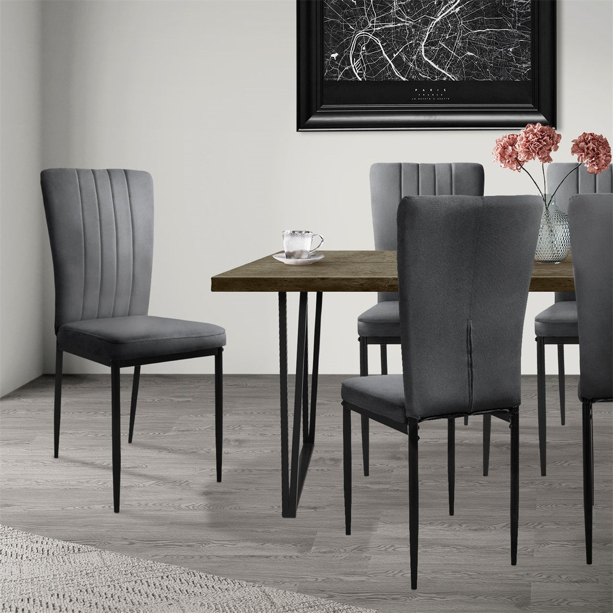 Una sala da pranzo con un tavolo e sei sedie grigie.