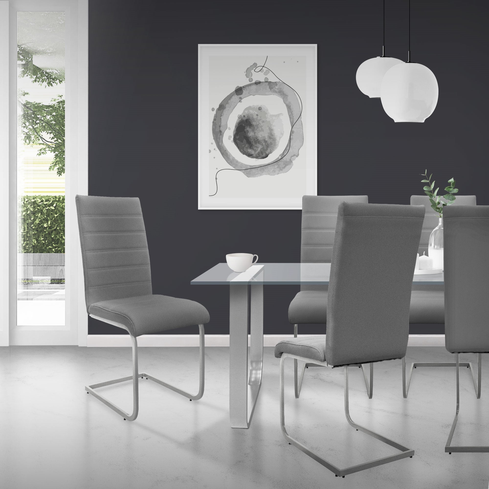 Esszimmer mit grauem Tisch und Stühlen, Kunstwerk an der Wand.