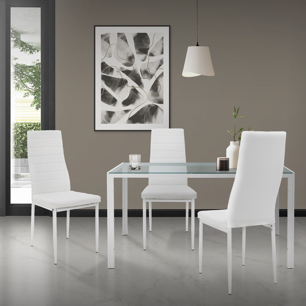 Un espace repas moderne avec une table, des chaises blanches et une décoration murale.