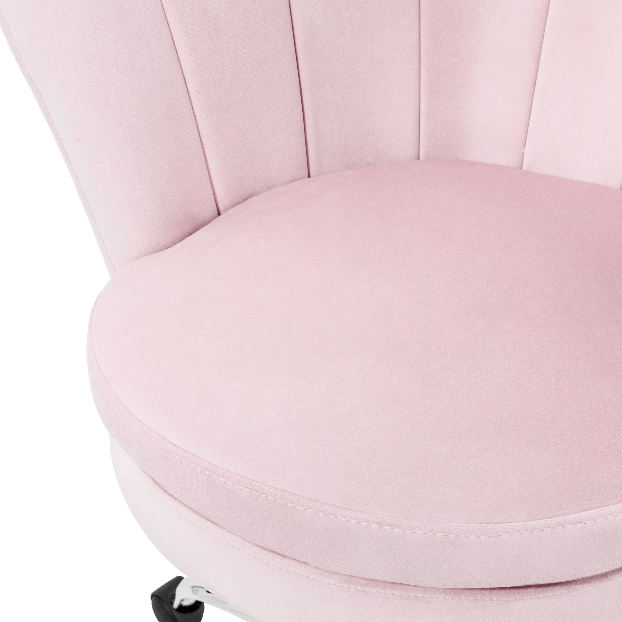 Heller rosa gepolsterter Stuhl mit runder Sitzfläche und vertikalen Falten.