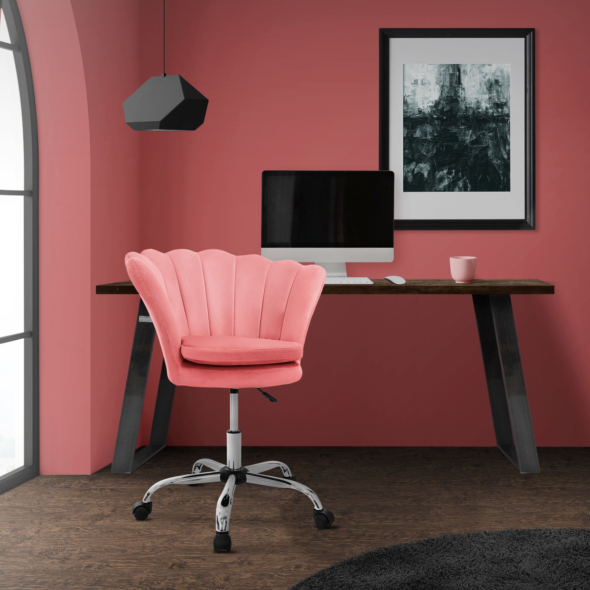 Chaise de bureau rose devant un bureau dans une pièce avec un mur rouge.