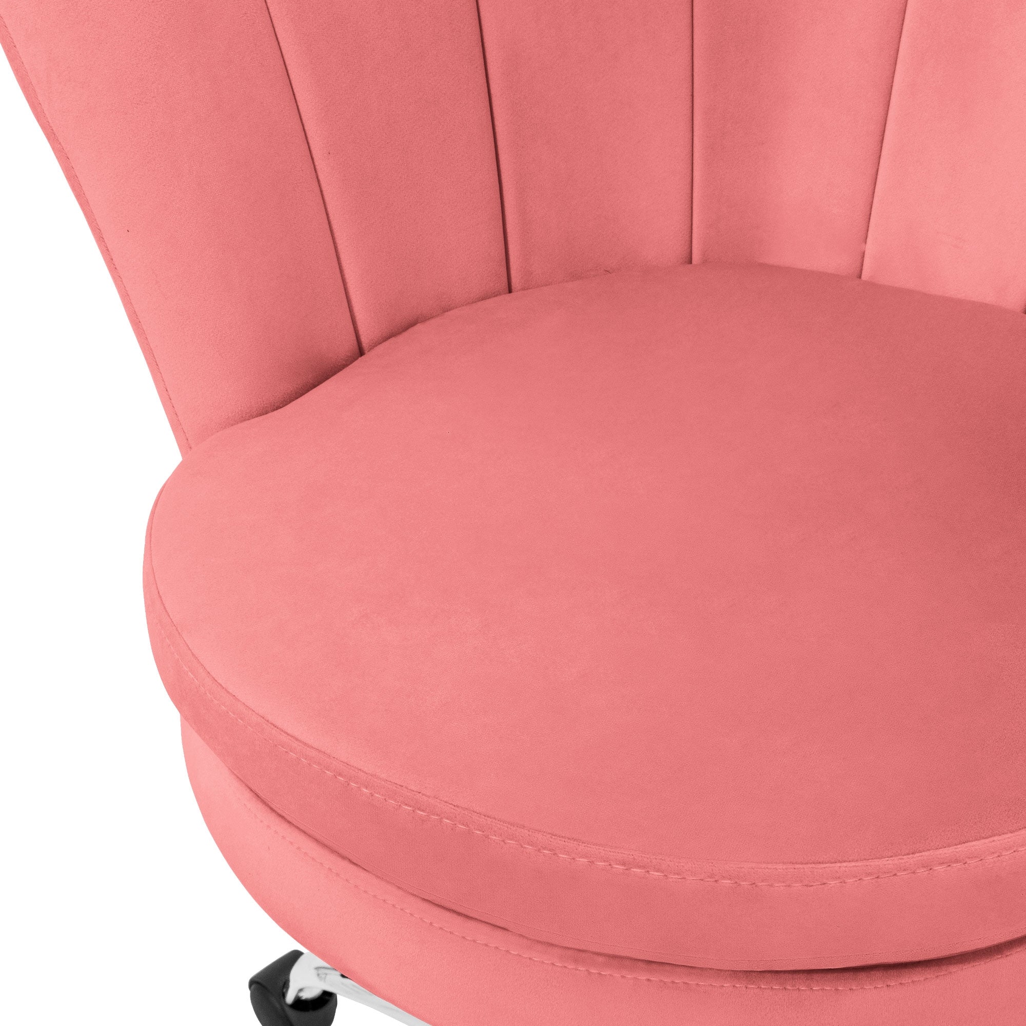 Chaise rose rembourrée avec un siège rond et des plis verticaux.