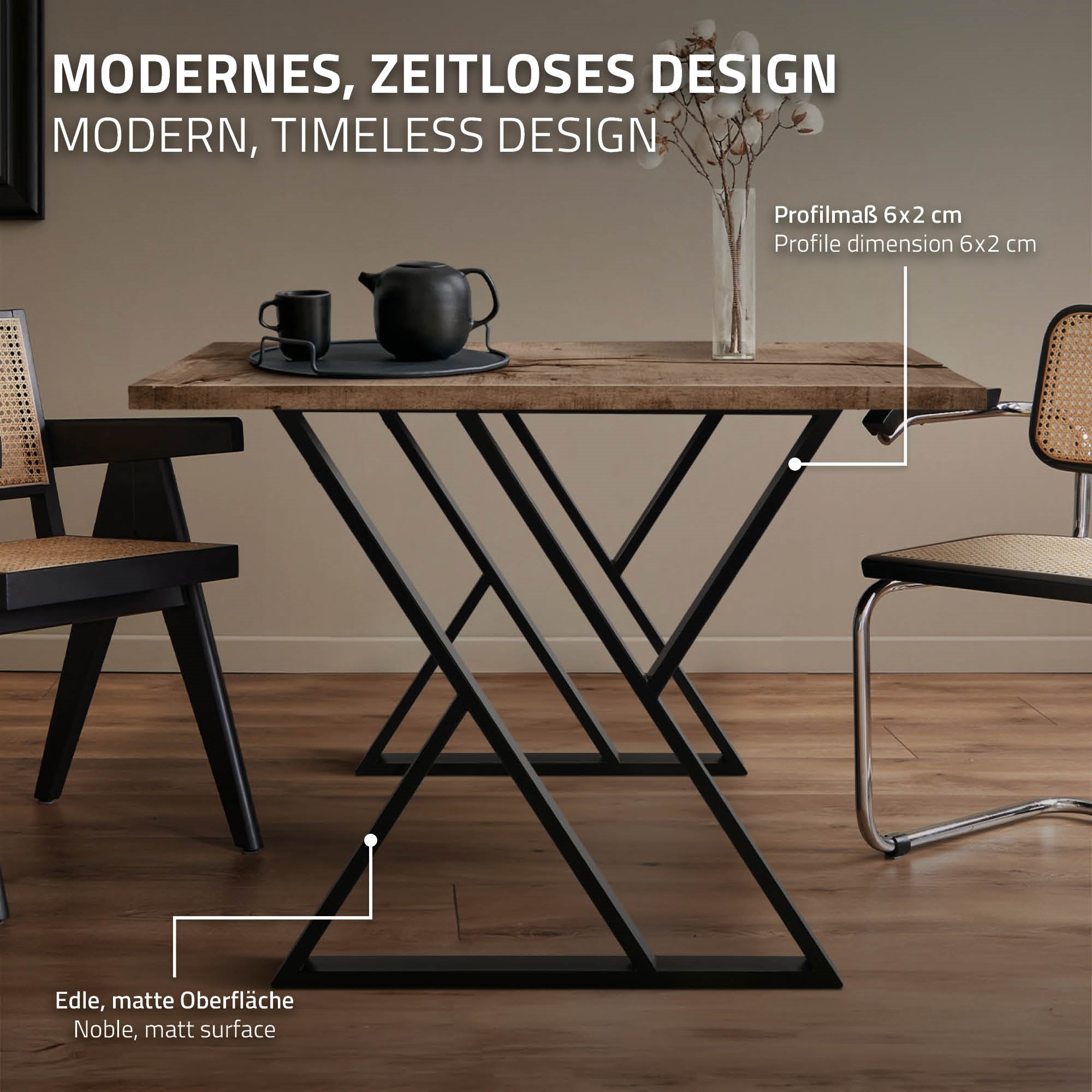 Tisch mit modernem Design, Teekanne und Stühlen im Hintergrund.