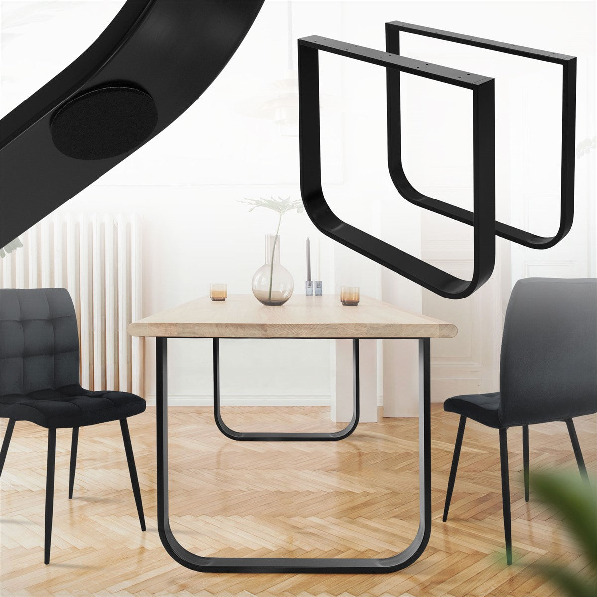Una mesa con estructura negra y tablero de madera, rodeada de dos sillas negras.