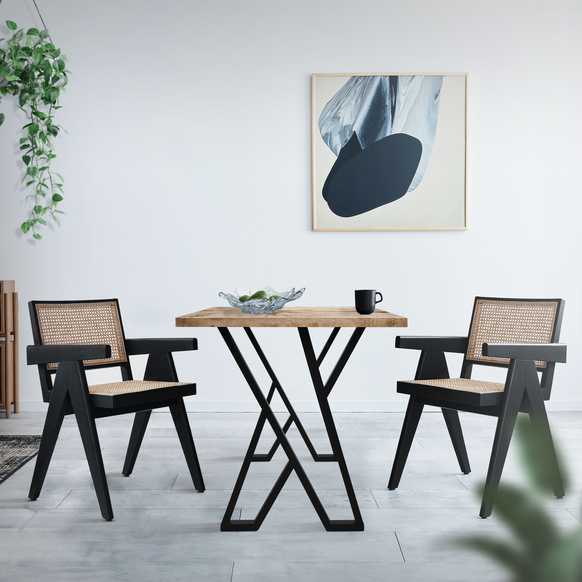 Un coin repas avec une table et deux chaises dans une pièce moderne.