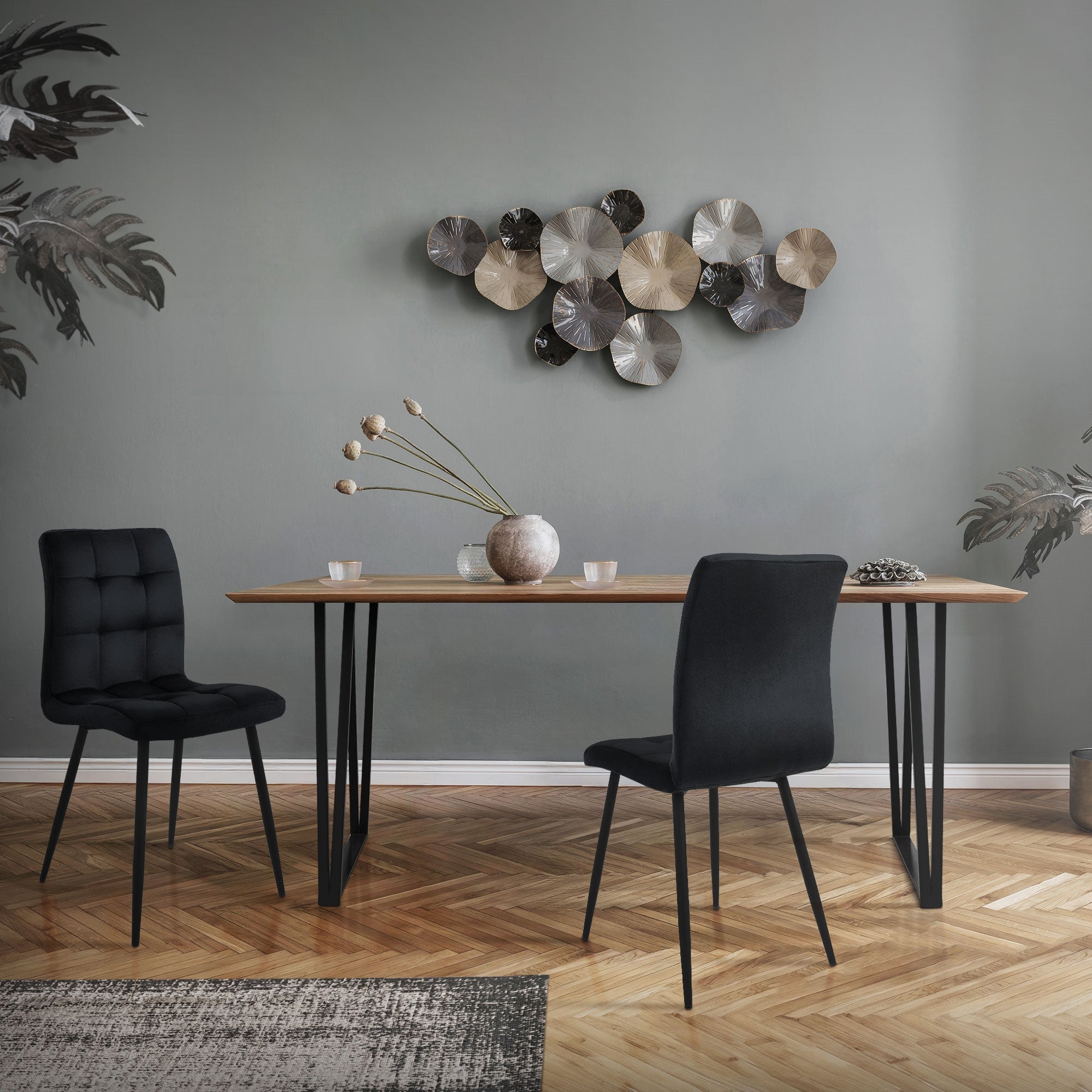 Moderne Esszimmermöbel mit Tisch und zwei Stühlen in einem stilvollen Raum.