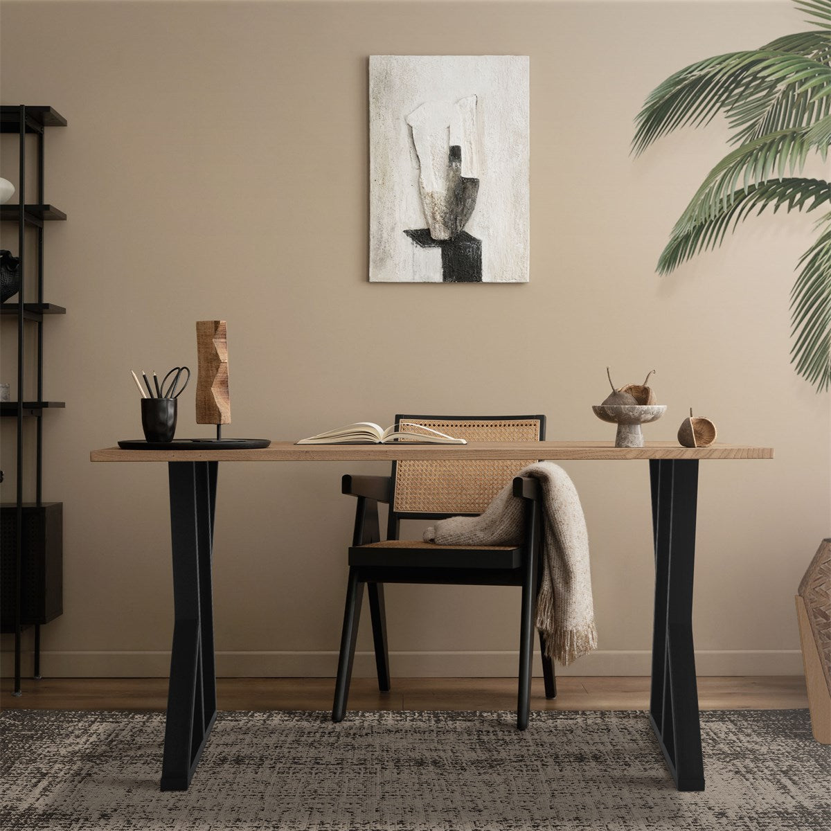 Uma mesa moderna com uma cadeira numa sala decorada com plantas e obras de arte.