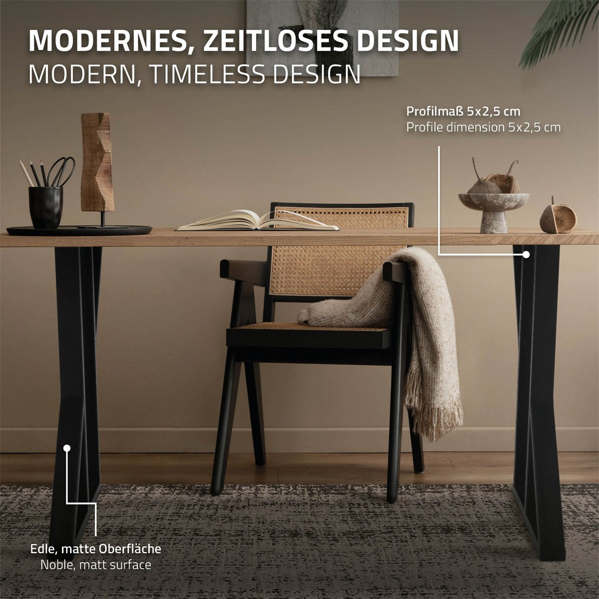 Uma mesa de design moderno, uma cadeira preta e objetos decorativos sobre o tampo.