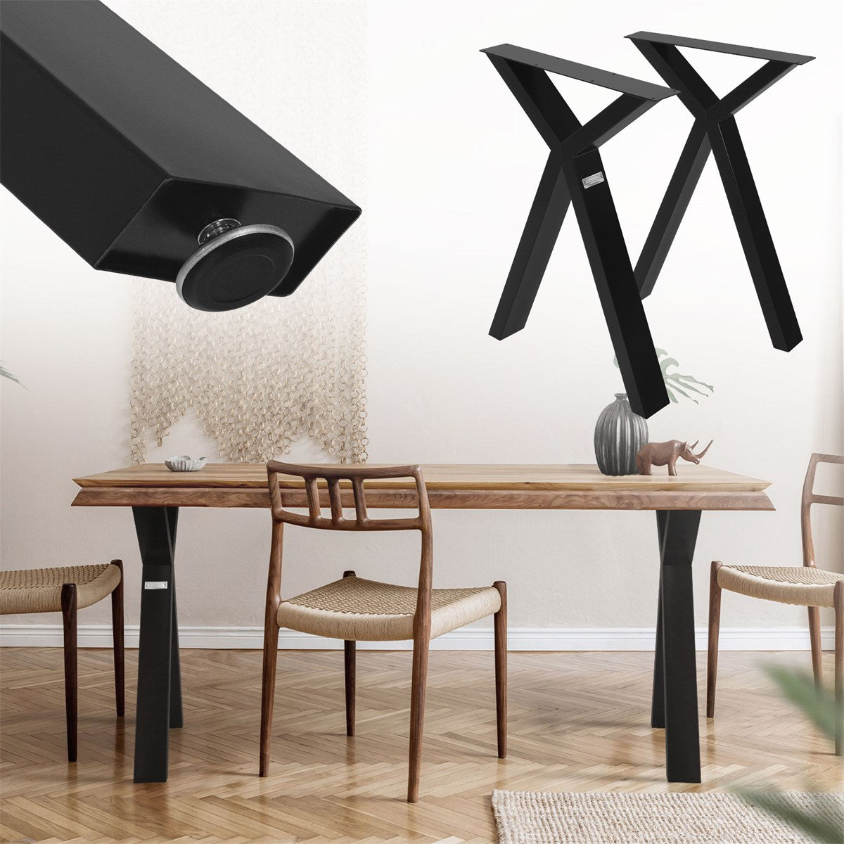 Struttura del tavolo nera a forma di X sotto un piano in legno.