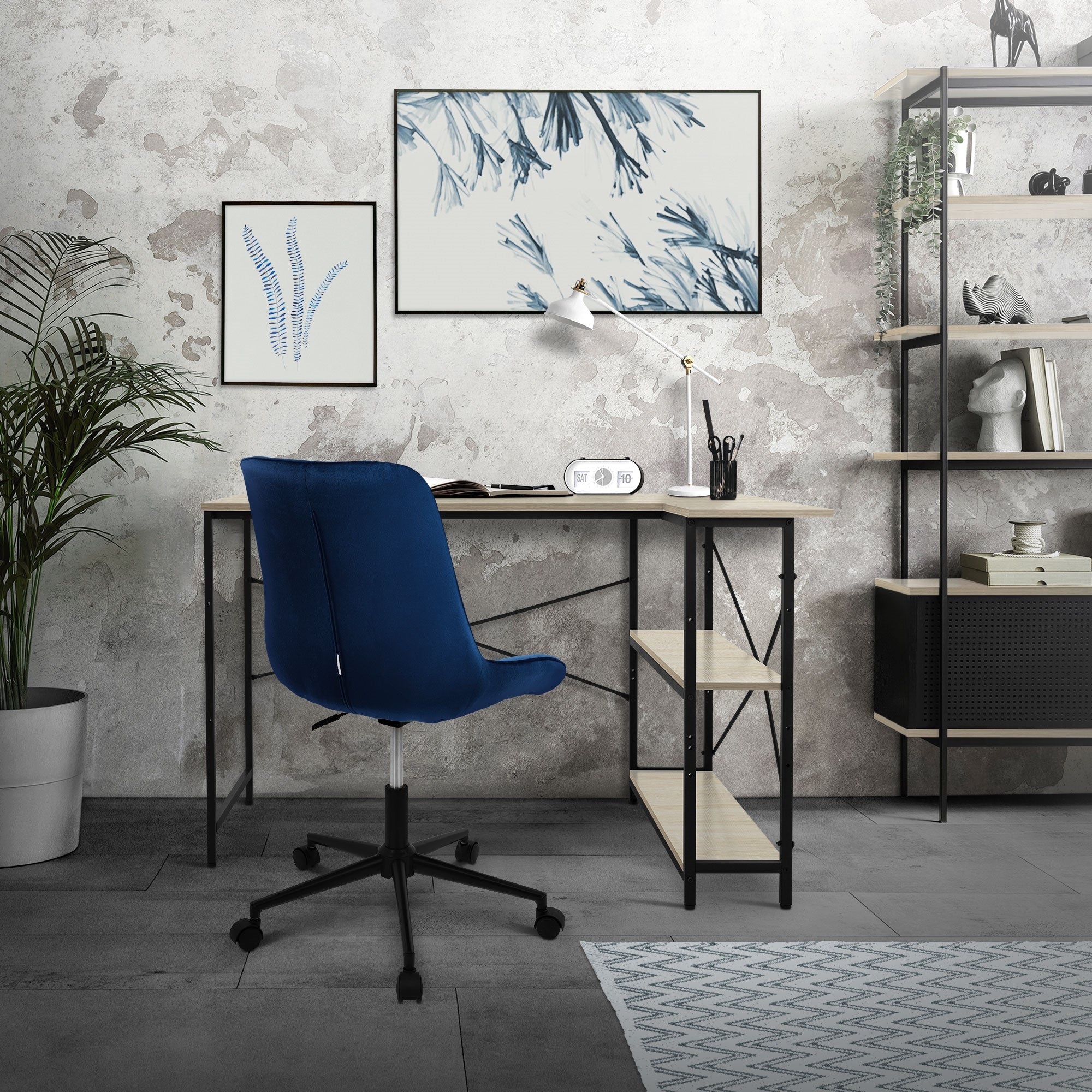 Bureau avec chaise bleue, plantes et images au mur.