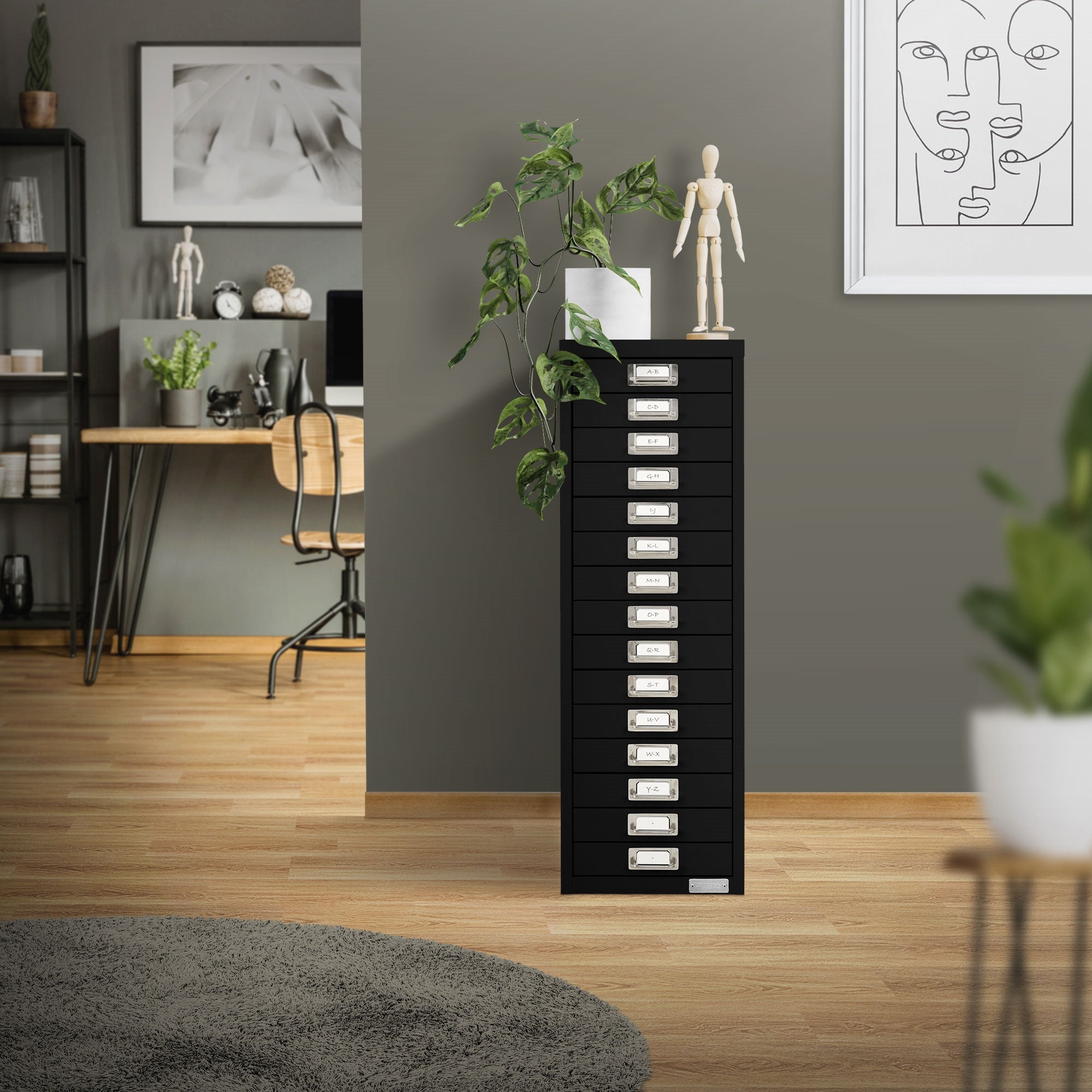 Schwarzer Aktenschrank mit Pflanzen und Holzstuhl in modernem Büro.