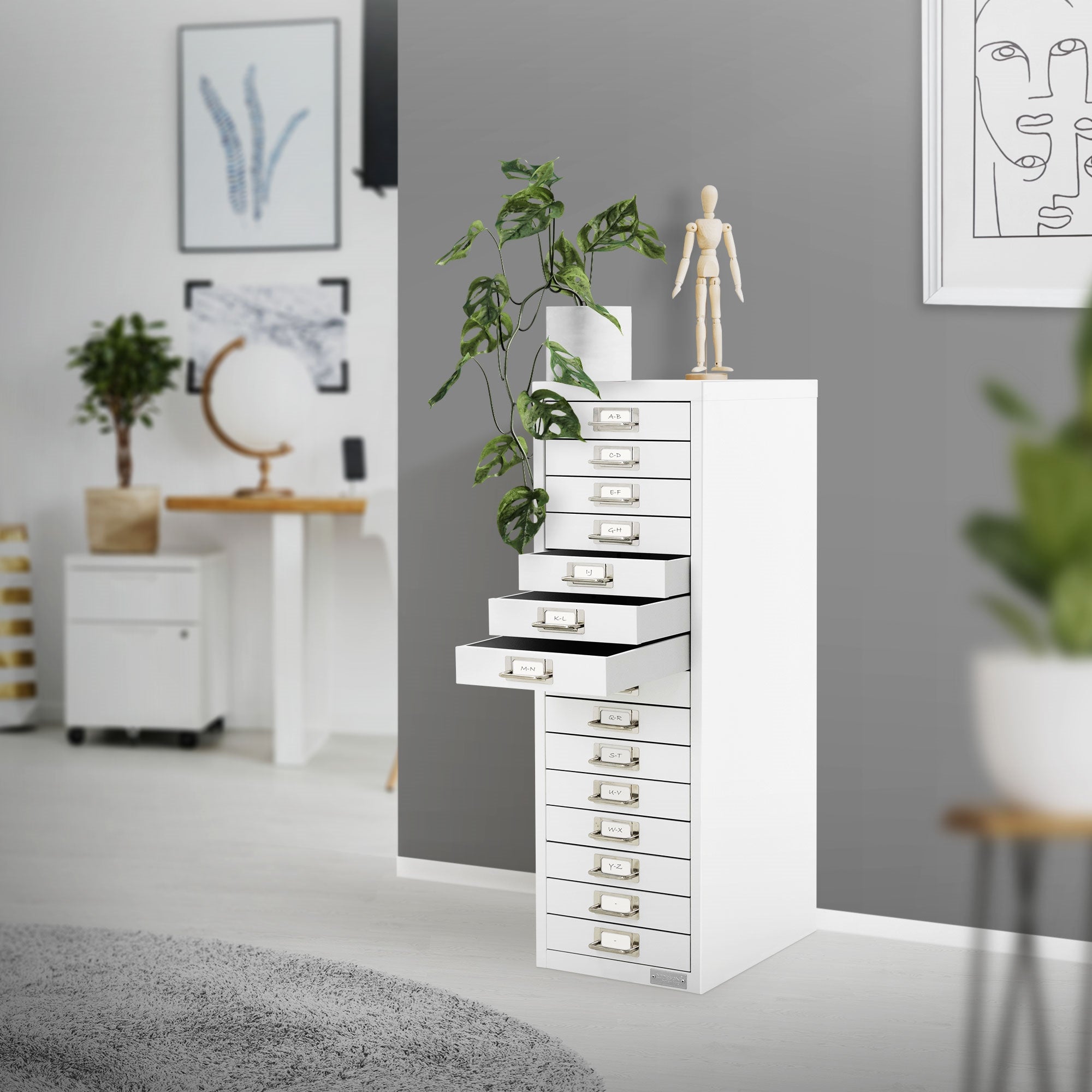 Schrank mit offenen Schubladen, auf einem hellen Boden.