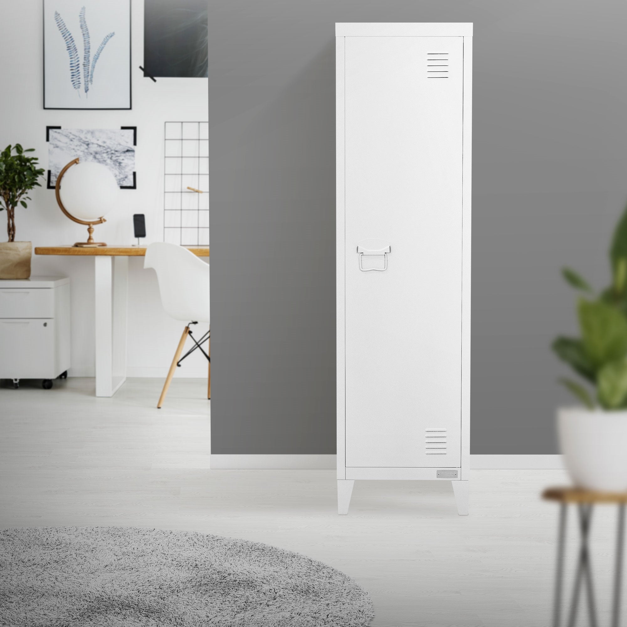 Weißer Schrank in einem modernen Raum mit Schreibtisch und Stuhl.