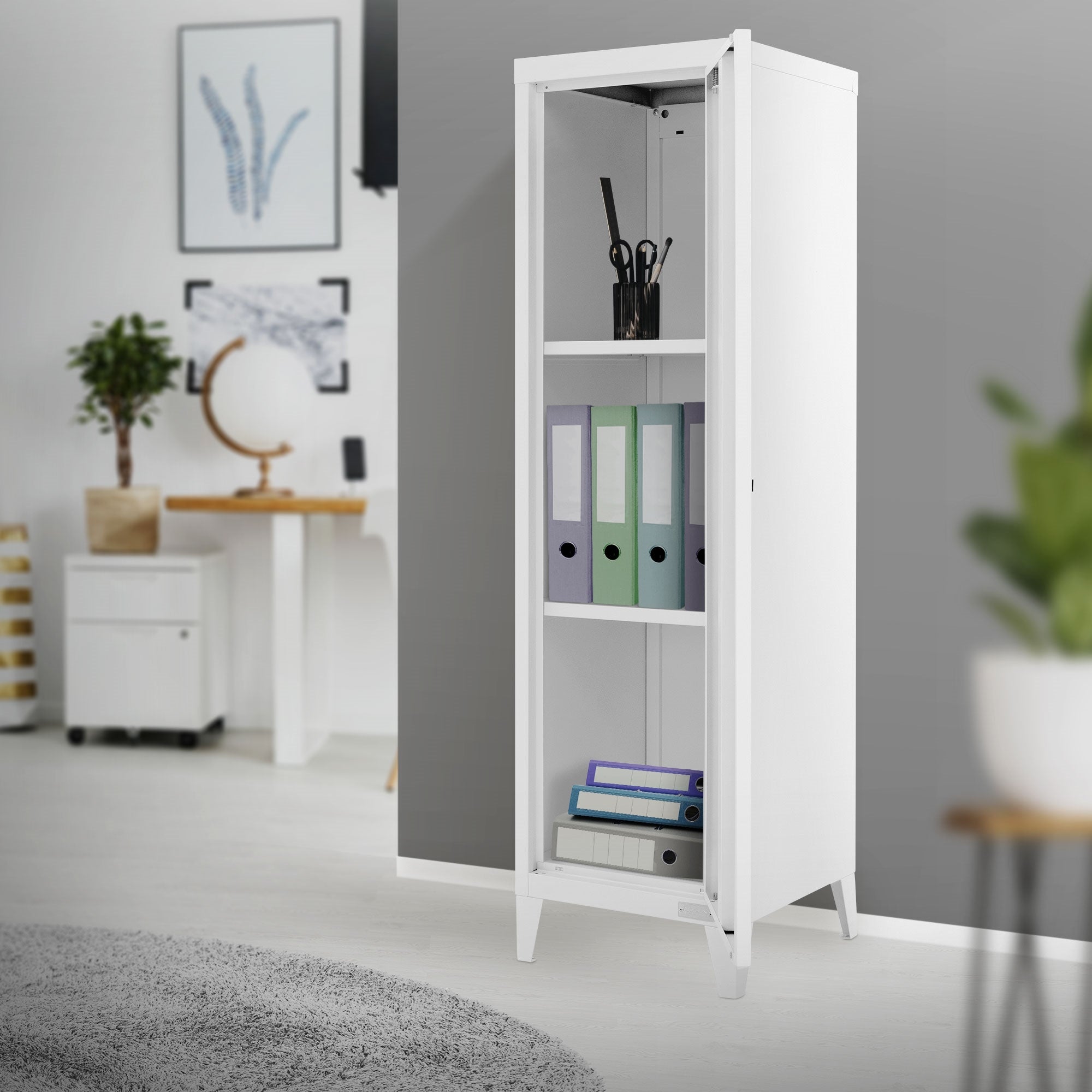 Weißer Aktenschrank mit offenen Regalen in einem modernen Raum.