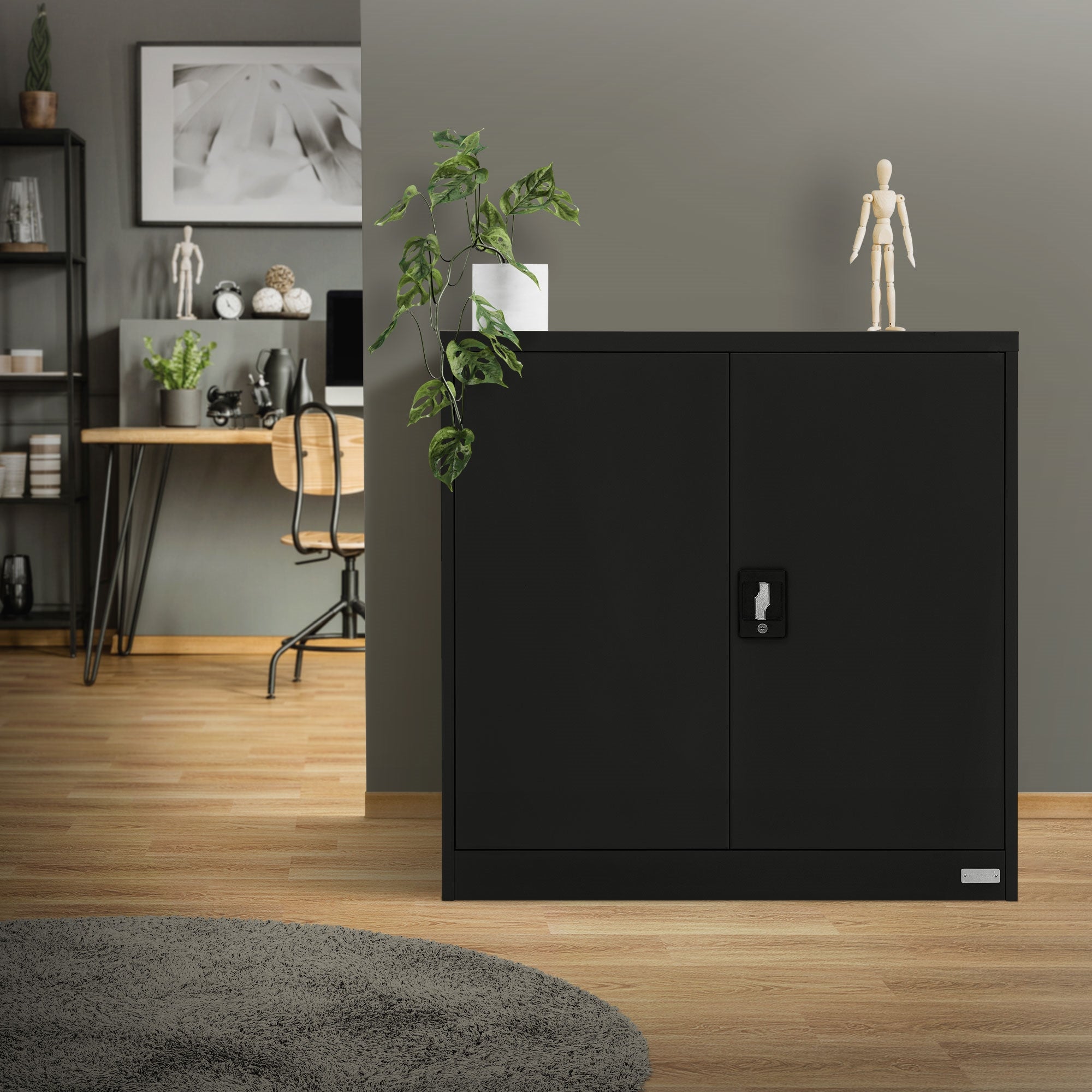 Schwarzer Aktenschrank mit Pflanzen und Holzfußboden in einem modernen Büro.