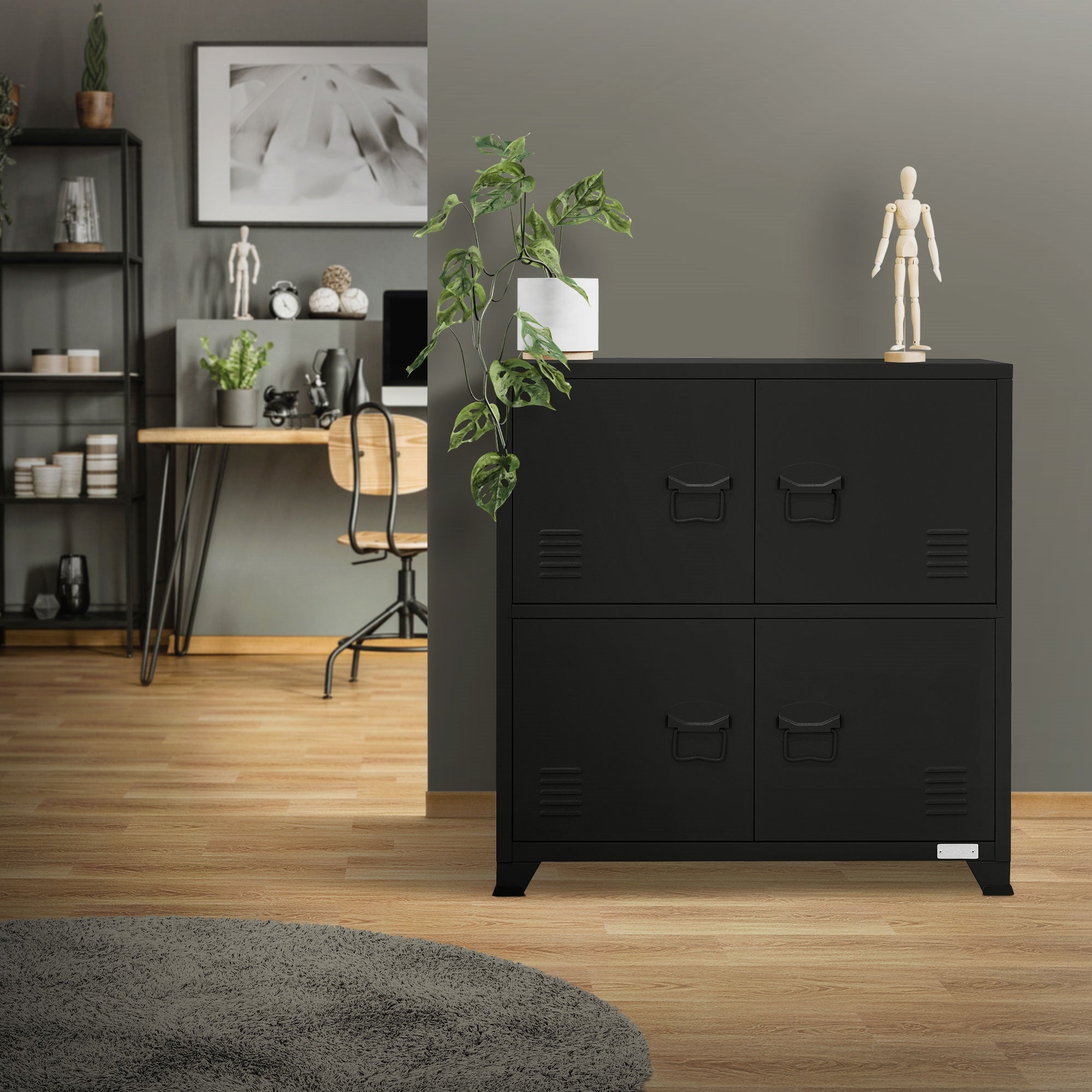 Ein schwarzer Schrank in einem Raum mit Pflanzen und einem Schreibtisch im Hintergrund.