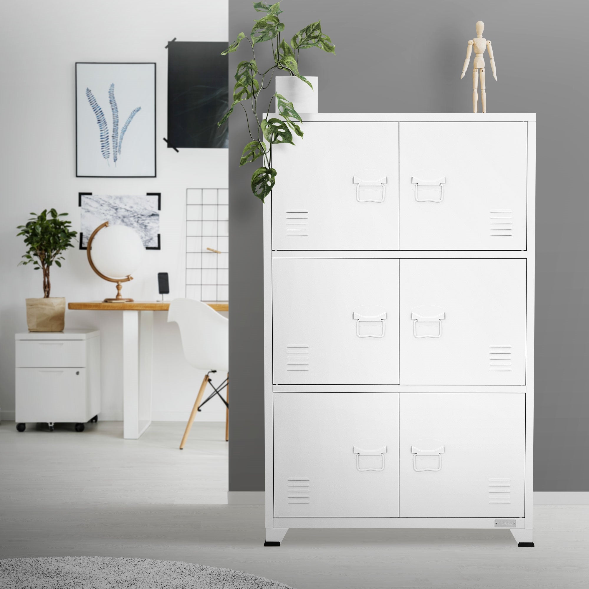 Weißer Aktenschrank in einem modernen Büro mit Pflanzen und Dekoration.
