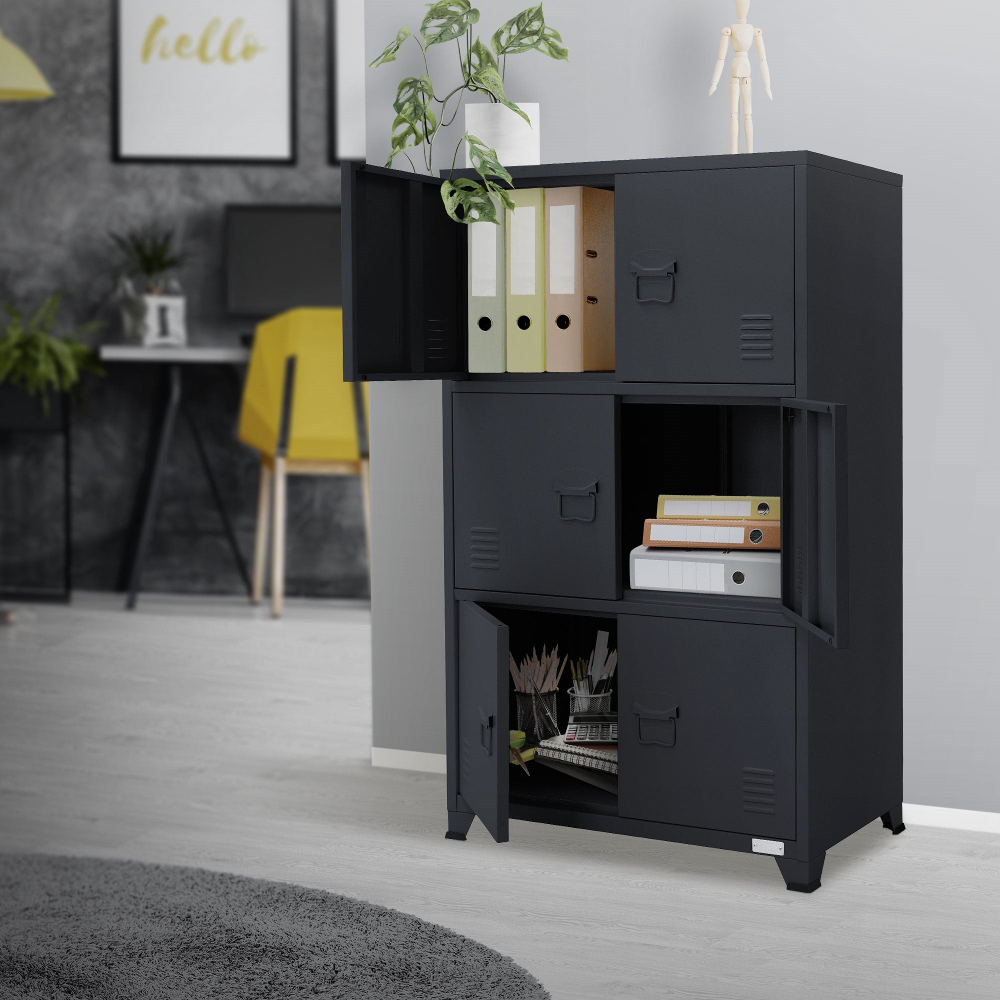 Schwarzer Schrank in einem Raum, mit Pflanzen und Dekoration im Hintergrund.