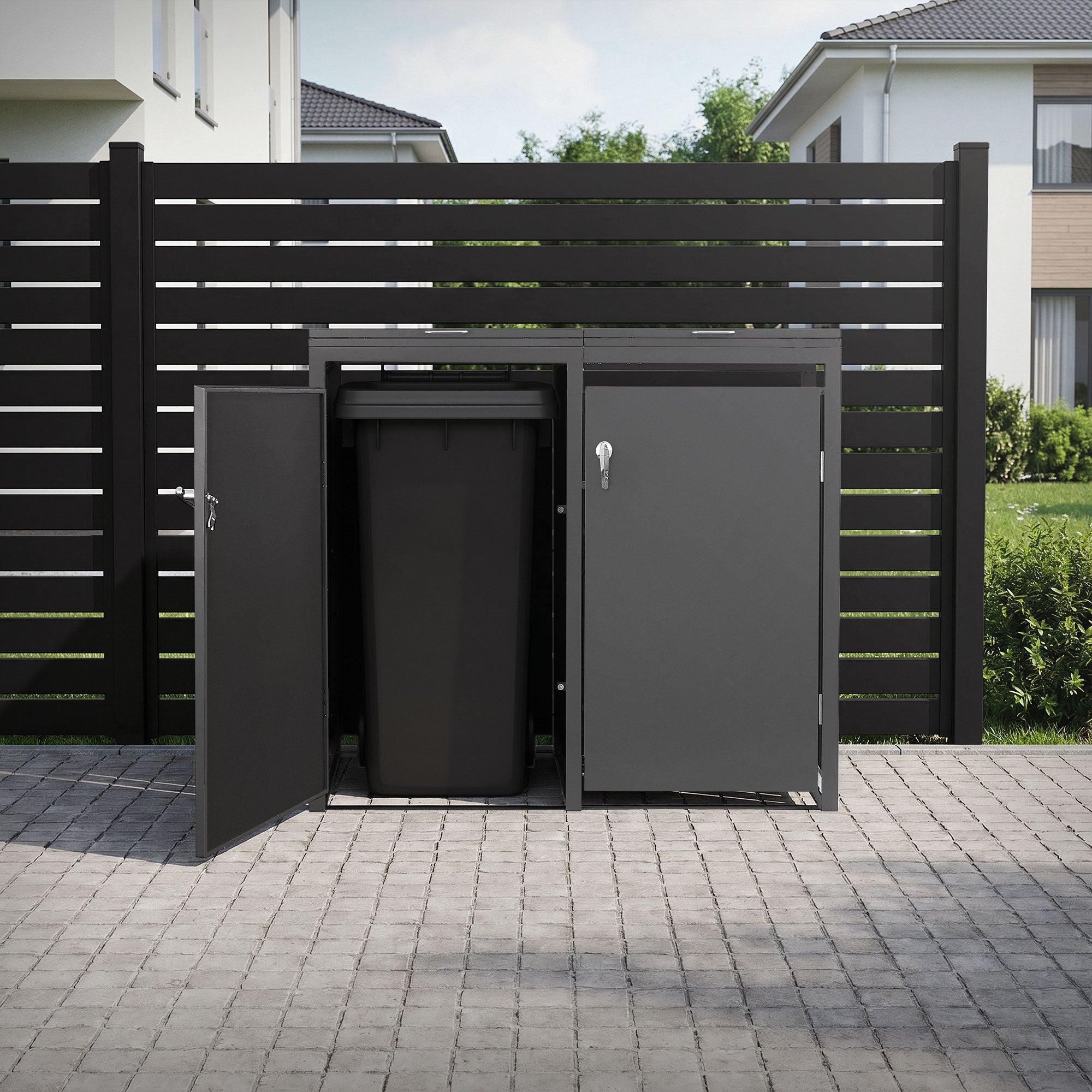 Mülltonnenbox mit geöffnetem Tür, im Gartenbereich mit Zaun.