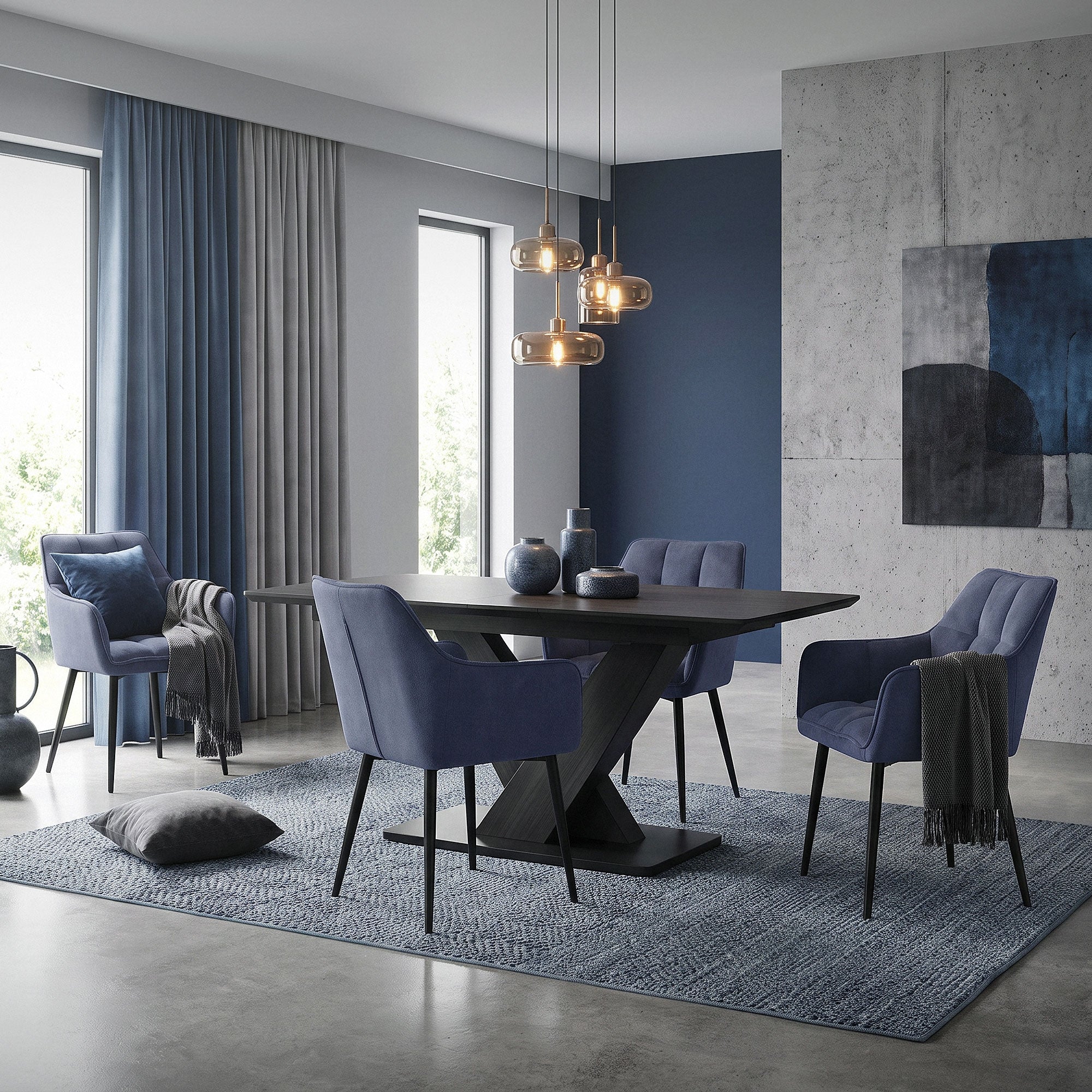 Esszimmer mit einem Tisch und mehreren blauen Stühlen in modernem Design.