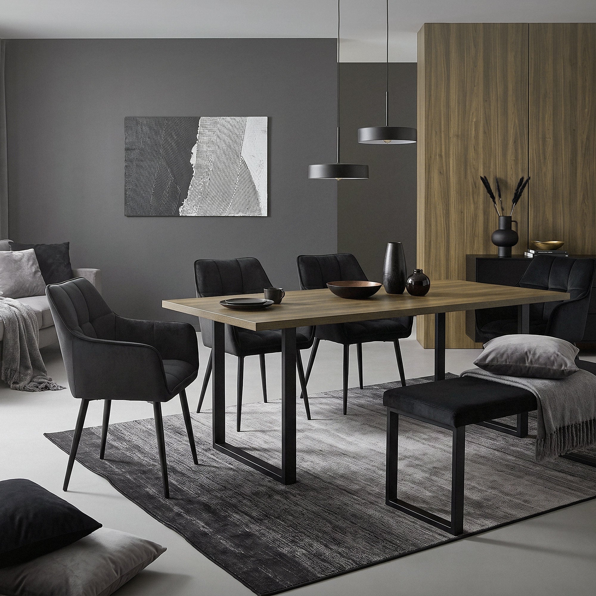 Spisestue med et bord og flere stole i et moderne rum.
