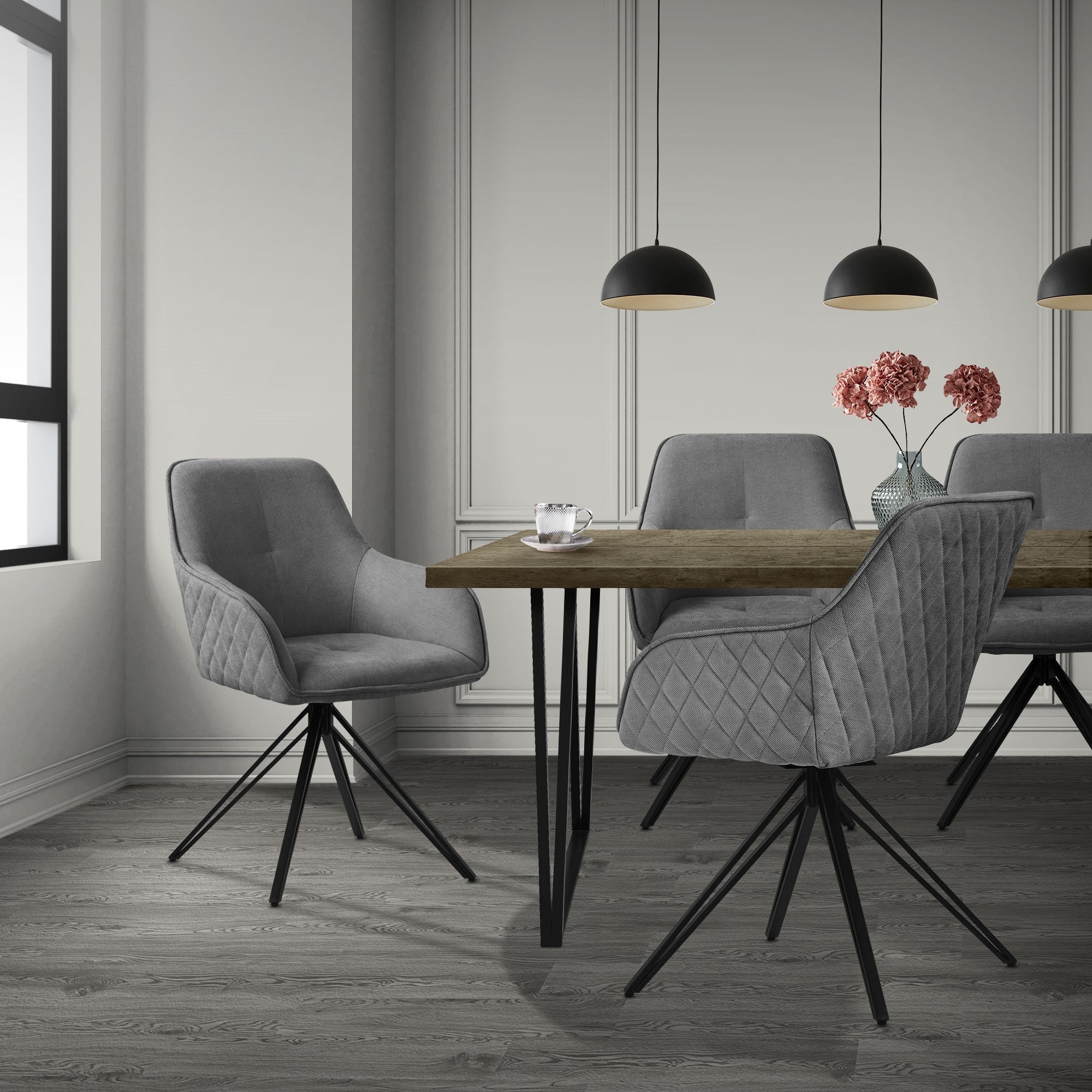 Esszimmer mit grauen Stühlen um einen Holztisch, Blumen und Pendelleuchten.