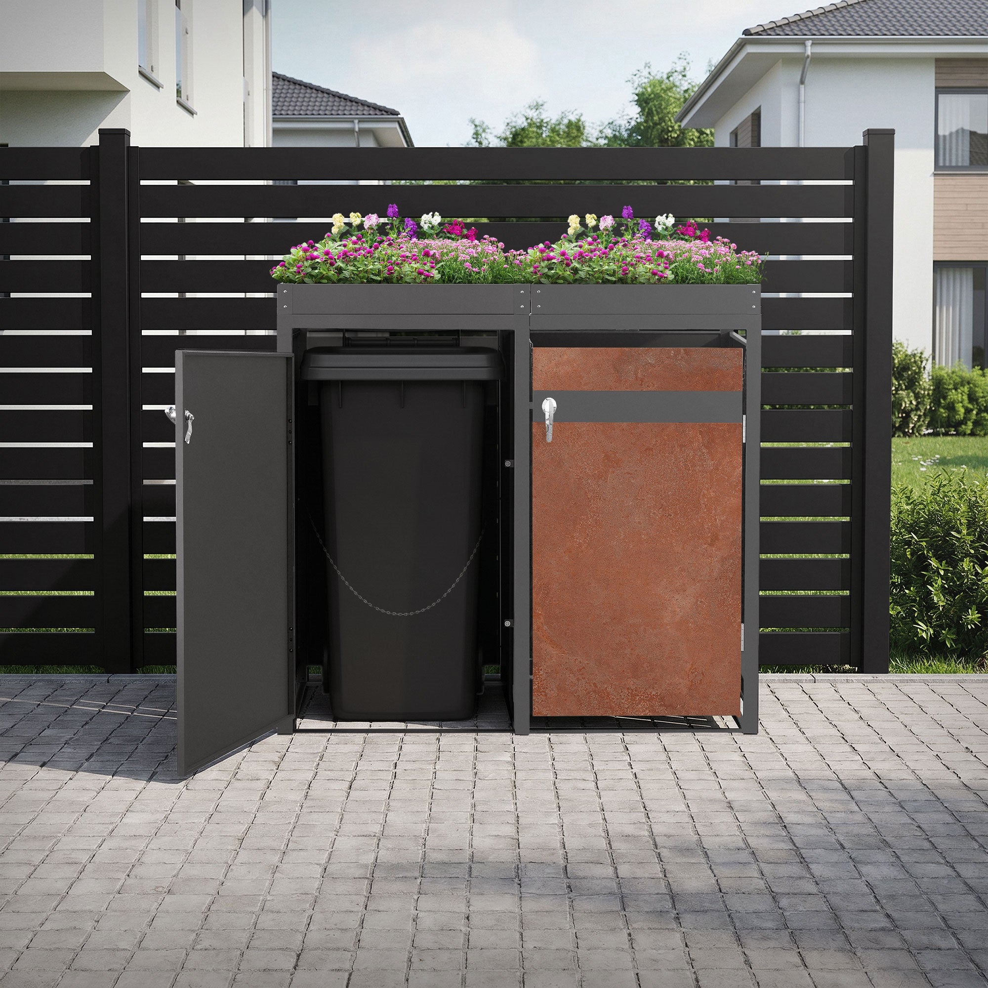 Mülltonnenbox im Garten mit geöffneter Tür.