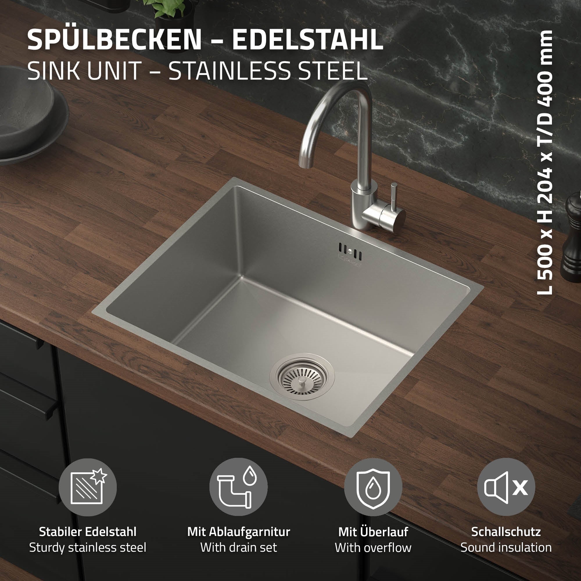 Edelstahlspüle mit Wasserhahn auf Holzarbeitsplatte.