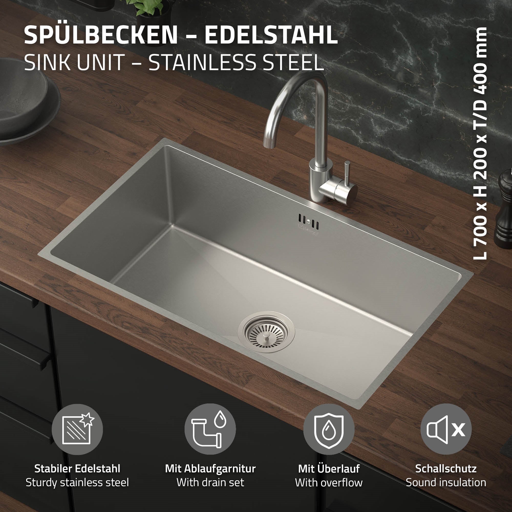 Edelstahlspüle mit Wasserhahn, auf Holzoberfläche, Abfluss sichtbar.