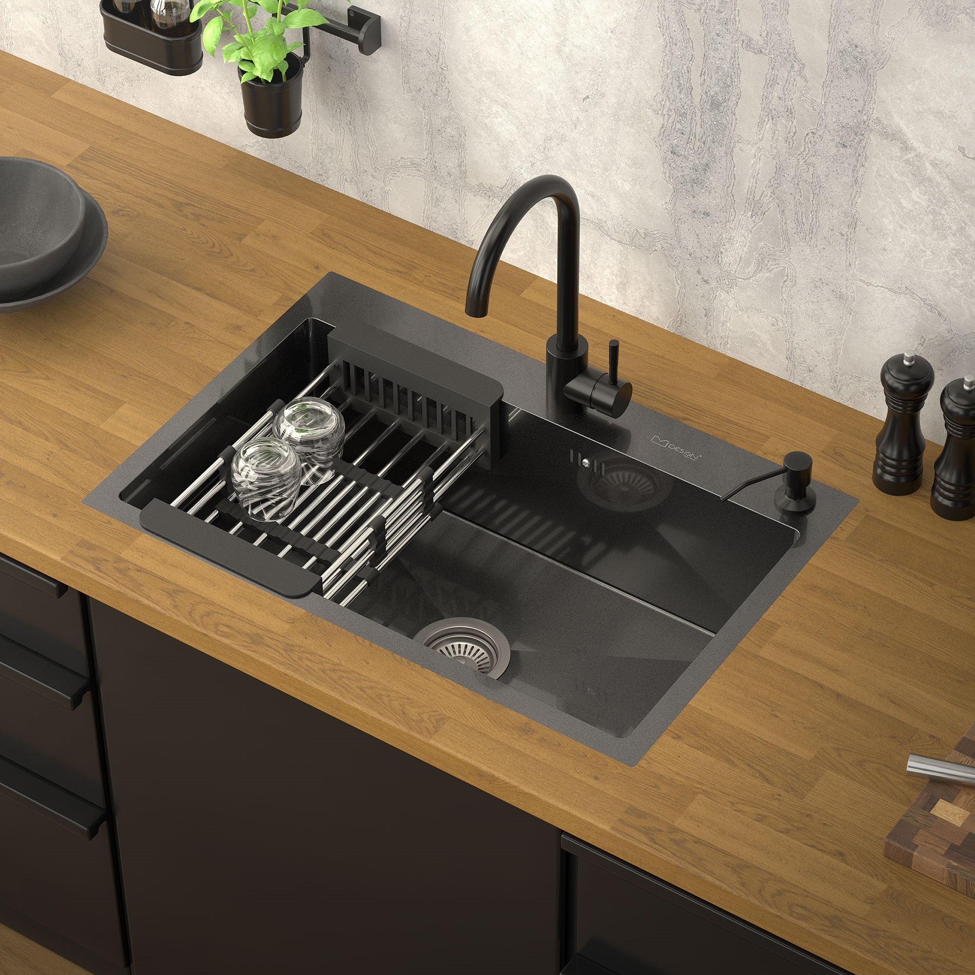 Køkkenvask med integreret dræningsbakke og vandhane på træoverflade.