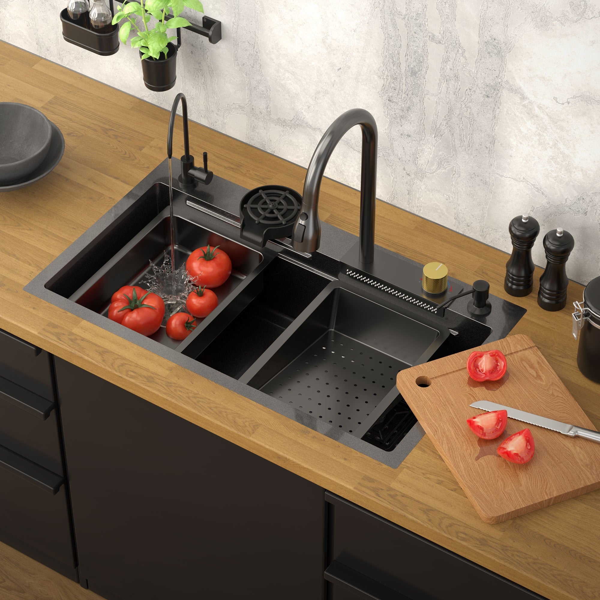 Vask med friske tomater, skærebræt og køkkenredskaber på en træarbejdsplade.