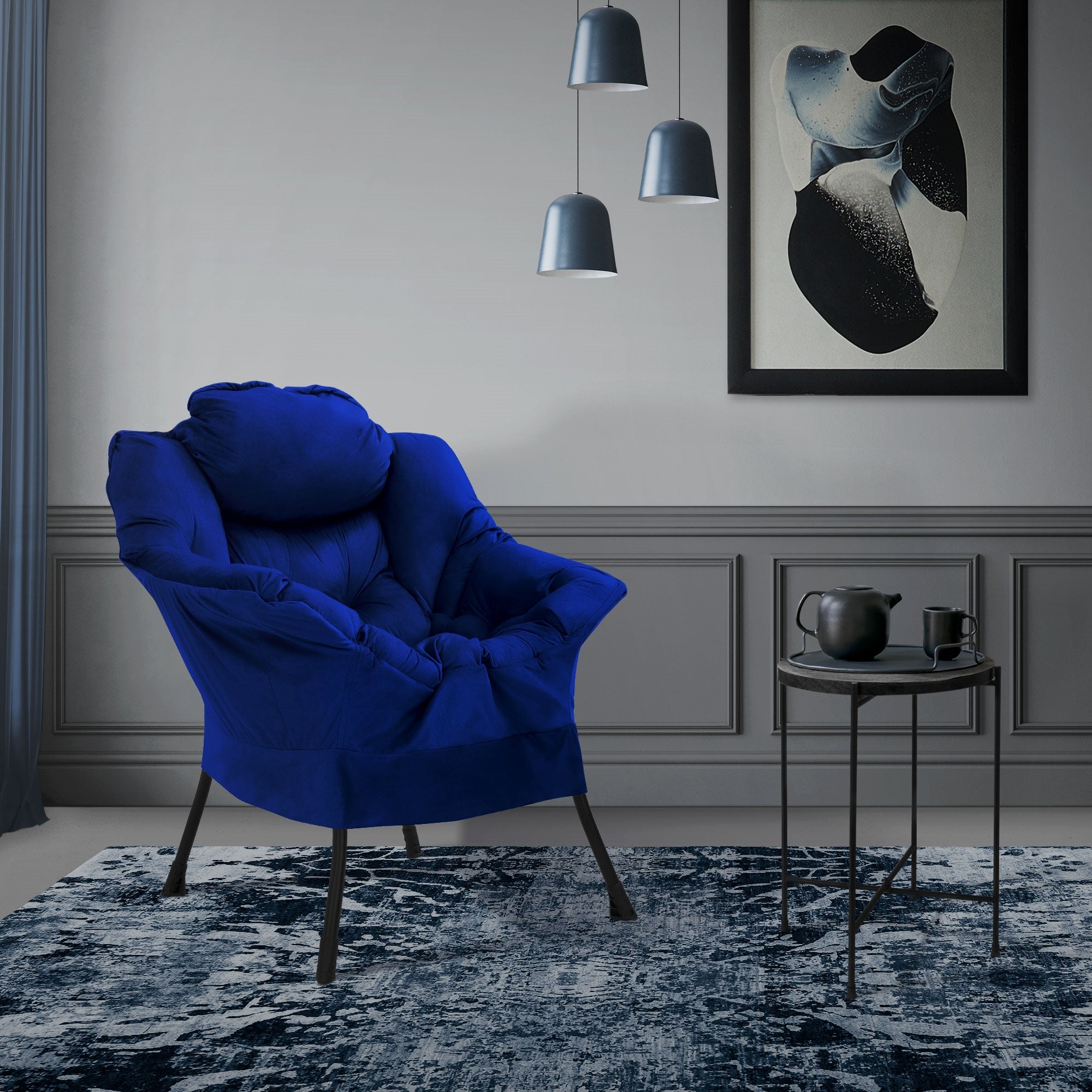 Blauer Sessel in einem Raum mit einem Tisch und einer Wandkunst.