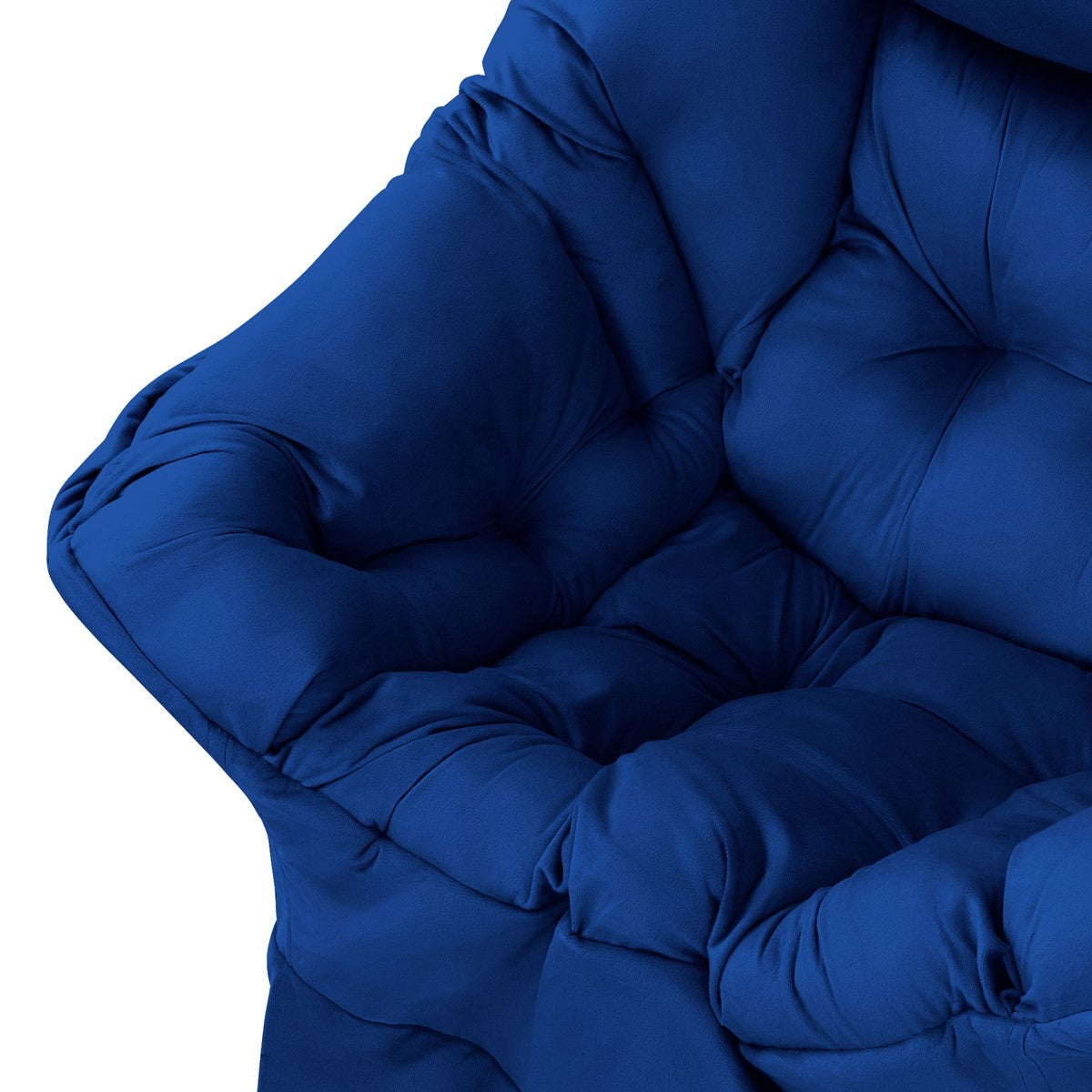Sillón azul con tapizado acolchado y respaldo alto.