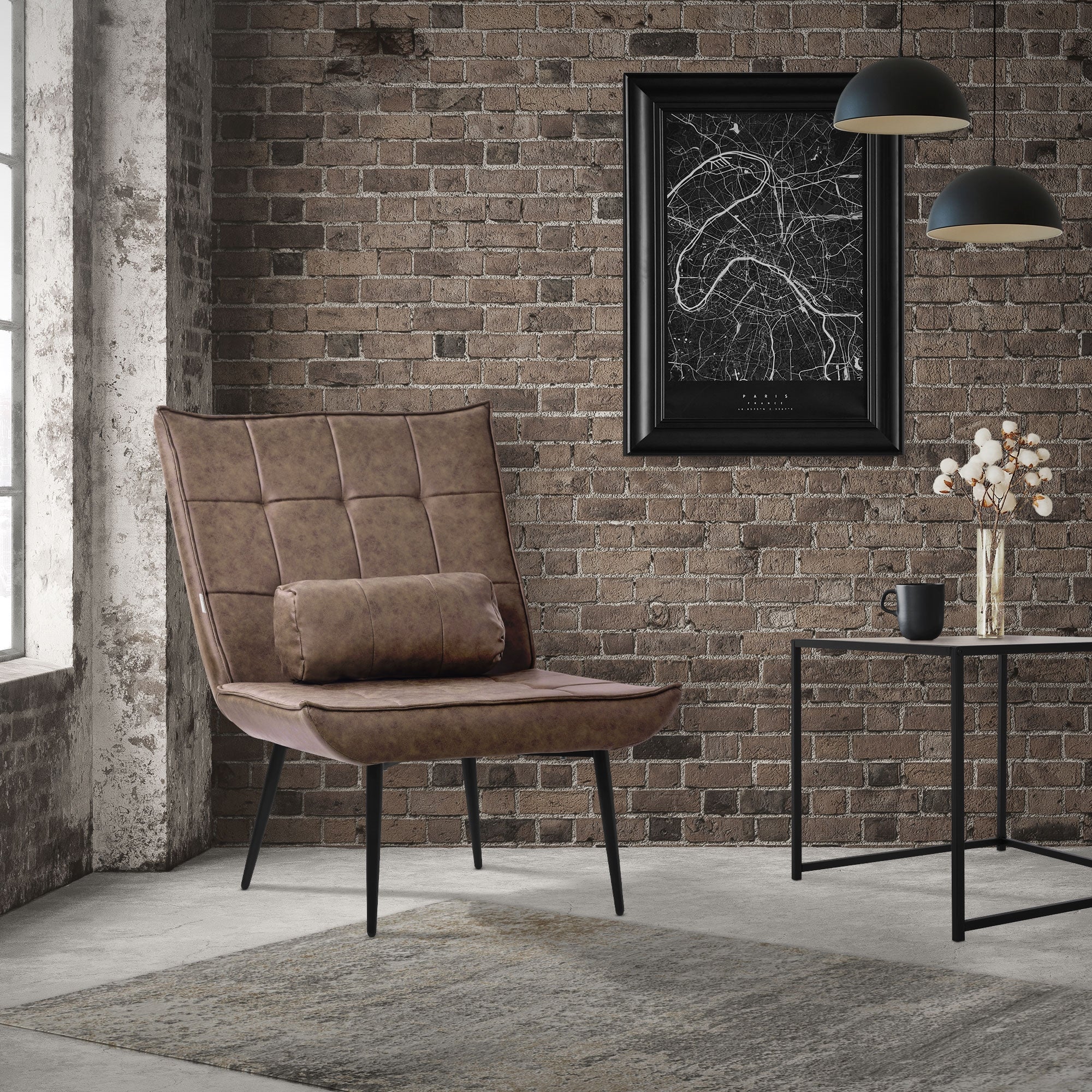 Sillón en una habitación con pared de ladrillo, mesa y decoración.